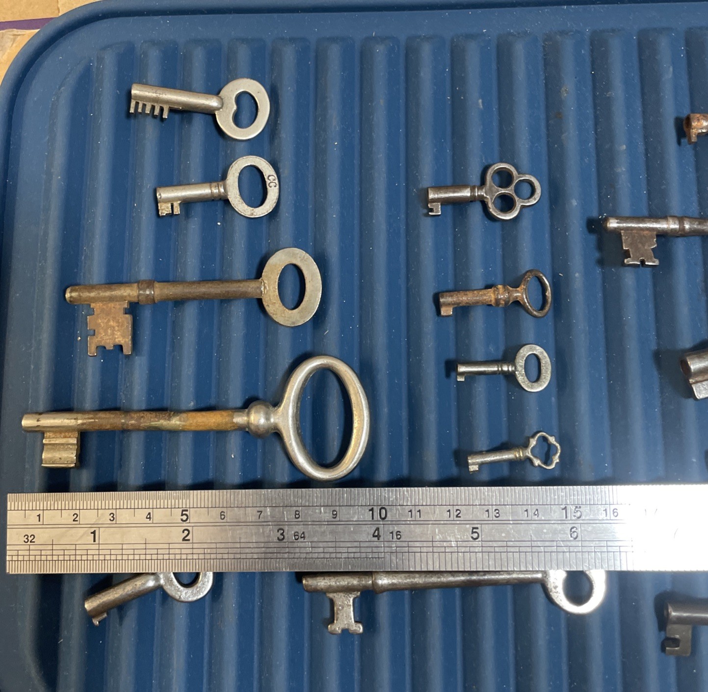 Lot of 15 used Assorted Antique/Vintage Metal Skeleton Keys Various Sizes F