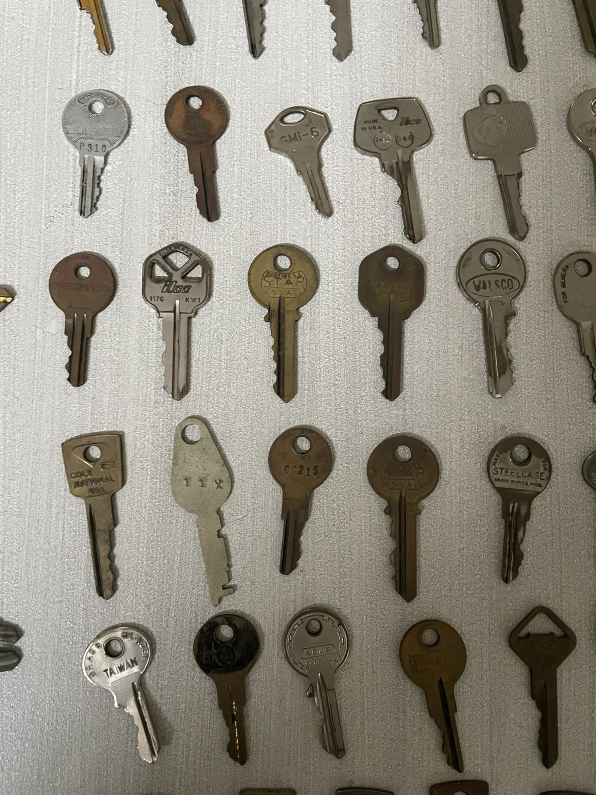 Lot Of 180+ Vintage Truck Keys Master GM Chrysler Milwaukee Etc Variety
