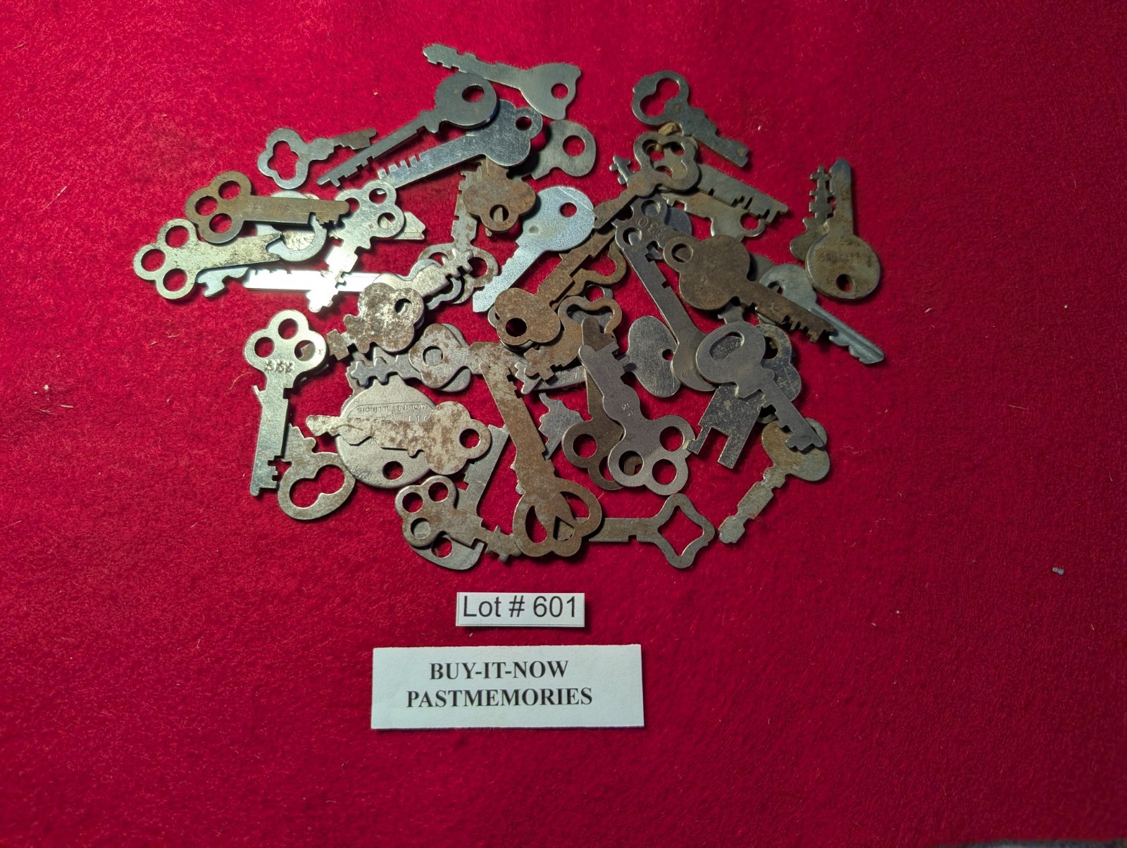 50 VINTAGE MISC. FLAT STEEL LEVER KEYS, ANTIQUE LOCKS & KEY LOT #601