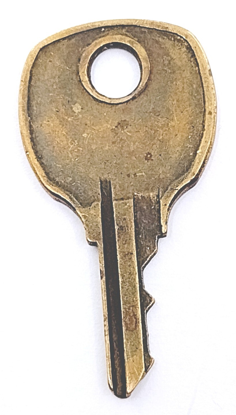 Vintage Brass Key Curtis Industries Eastlake Ohio Appx 1-5/8″ Padlocks Cabinet