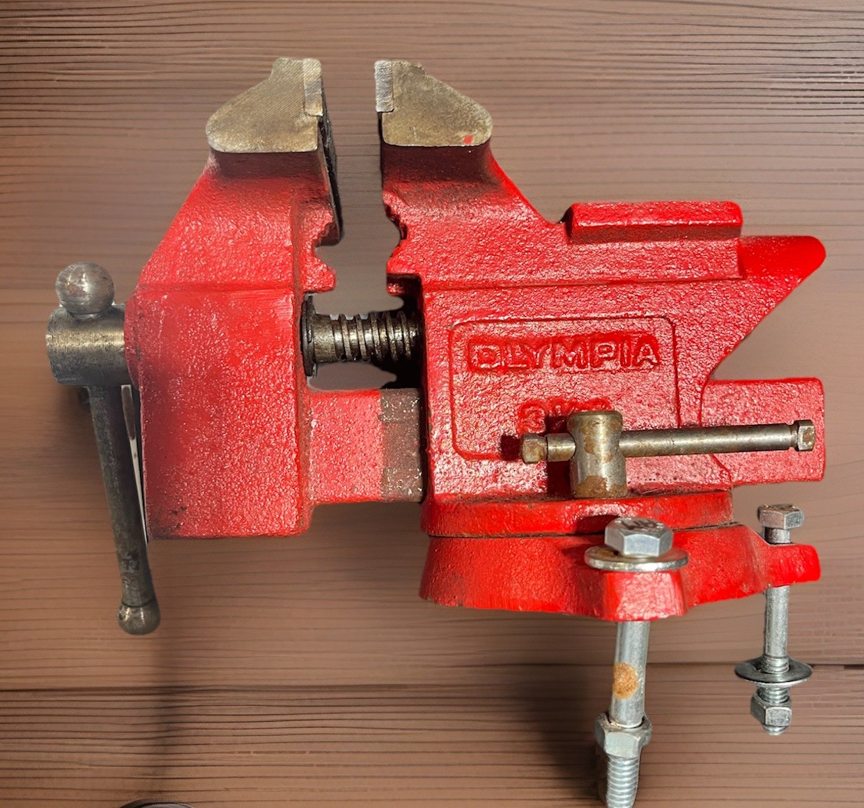 Vintage Olympia 3-1/2″ Heavy Duty Bench Vise w/ Anvil Swivel Base Cast Iron Red