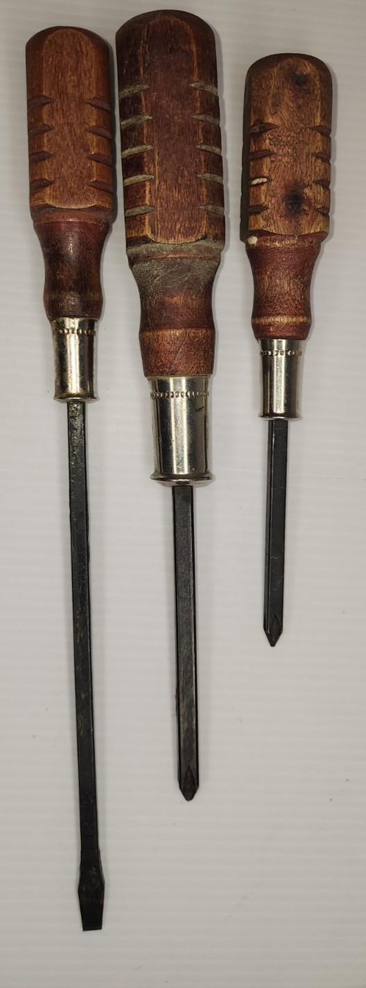 wood handle screwdriver set of (7) stubbes (2), flat tip (1), Phillips (4).
