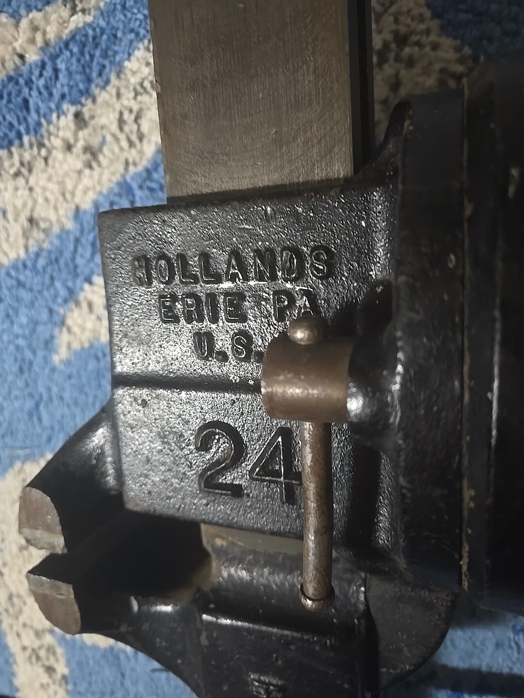 Vintage Hollands No.24 Swivel Base Bench Vise (4″ Jaws/8.25″ Max Opening/58lbs.)