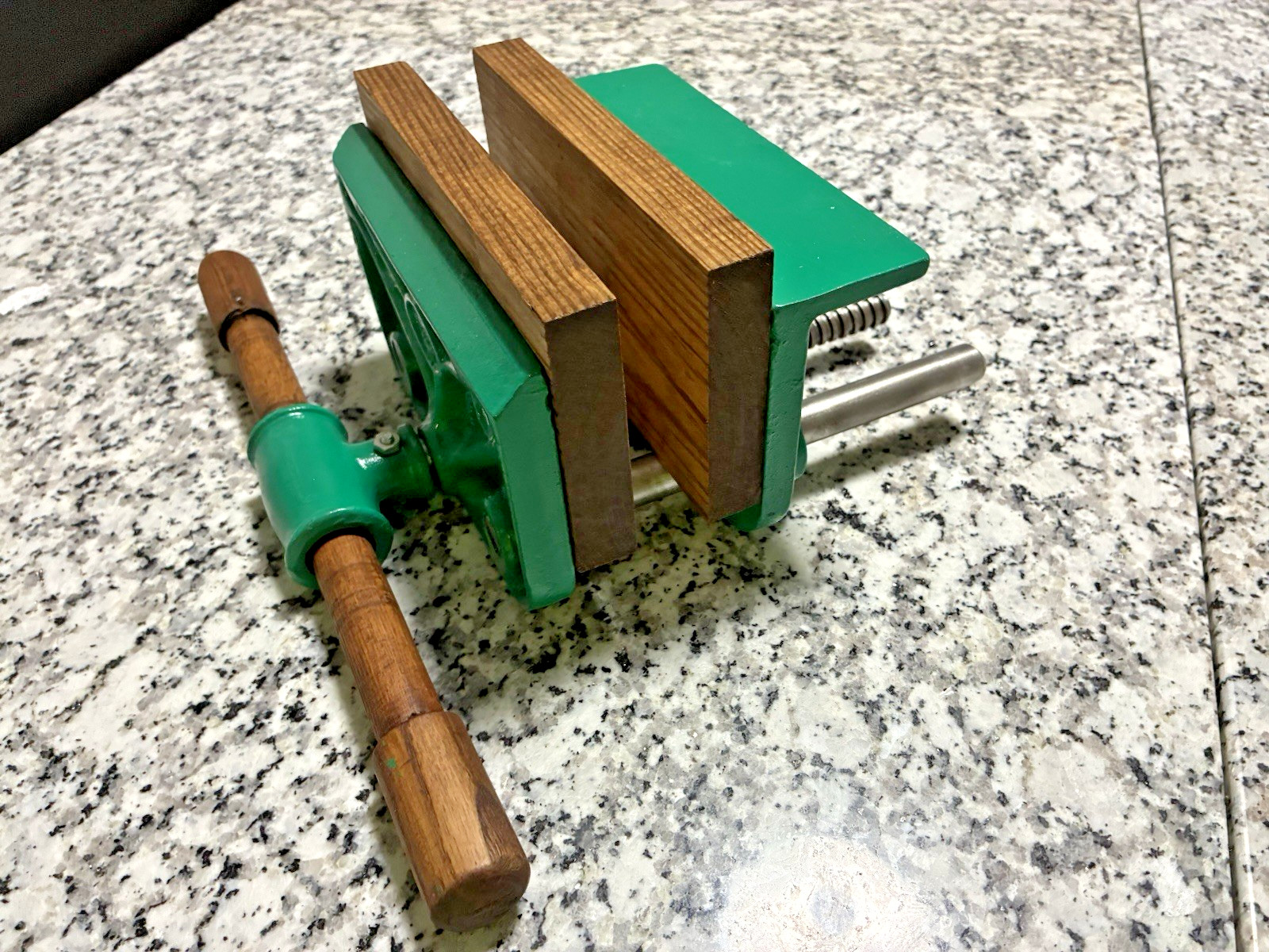 VINTAGE Littlestown PA. No.197 Bench Vise 7″ Jaws _HOWE & FDY CO. REFURBISH
