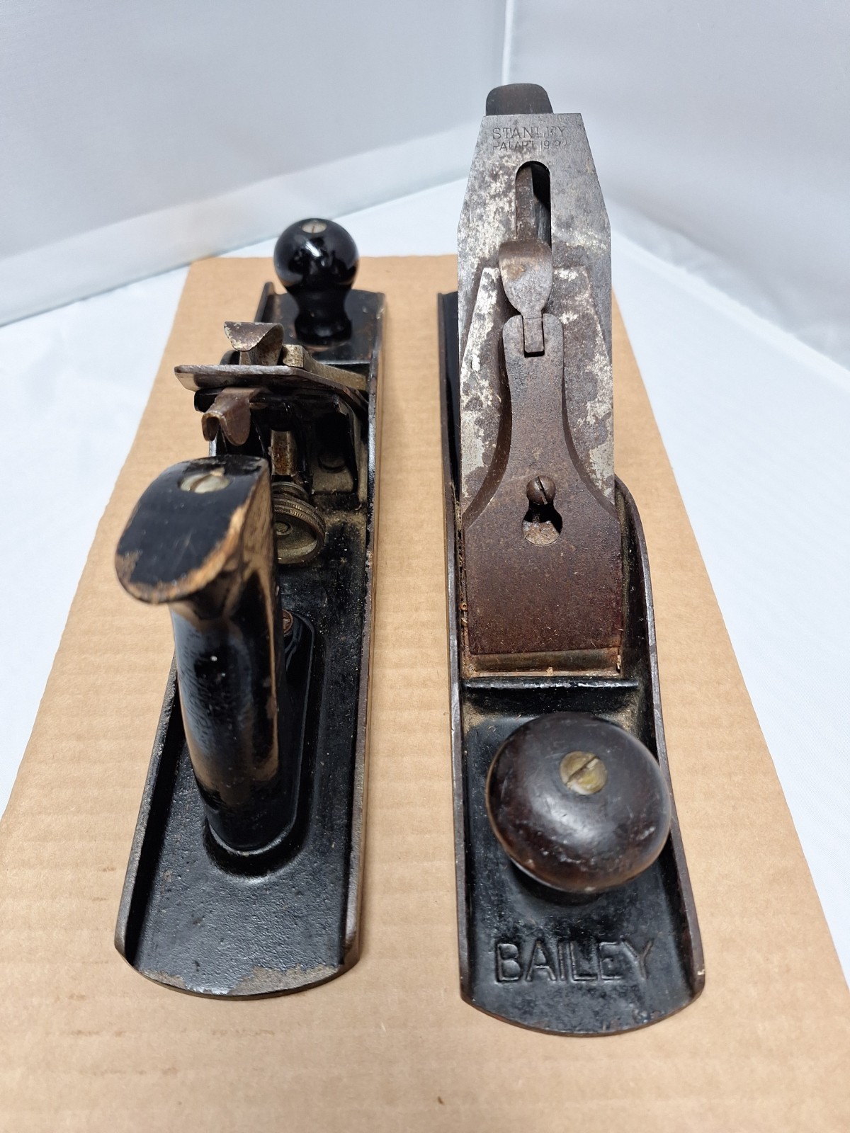 Lot Of 2 Vintage Hand Planes Stanley Bailey No. 5 And Unbranded Spare Read