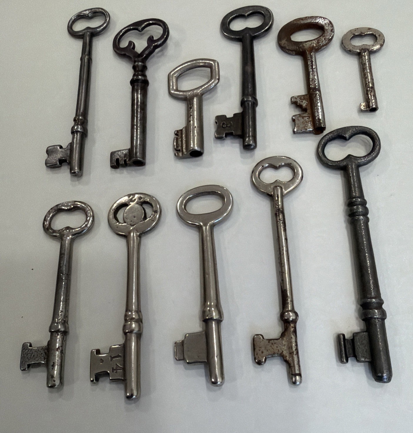 VINTAGE / ANTIQUE ASSORTMENT OF 11 SKELETON KEYS