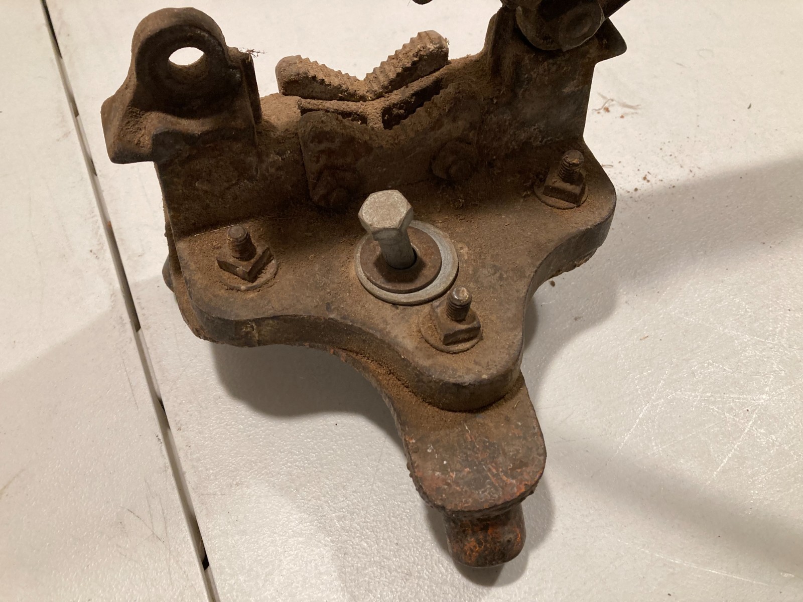 ANTIQUE YOST 4″ PIPE BENCH VISE CLAMP #52