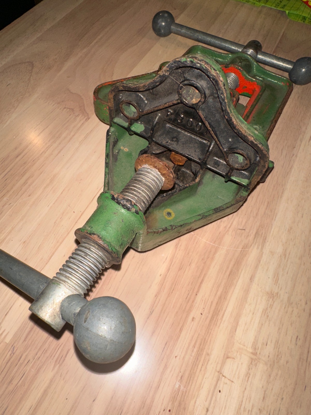 Vintage NYE No. 900 Pipe Vise – 1/8″ to 1½” Capacity – Cast Iron USA Made