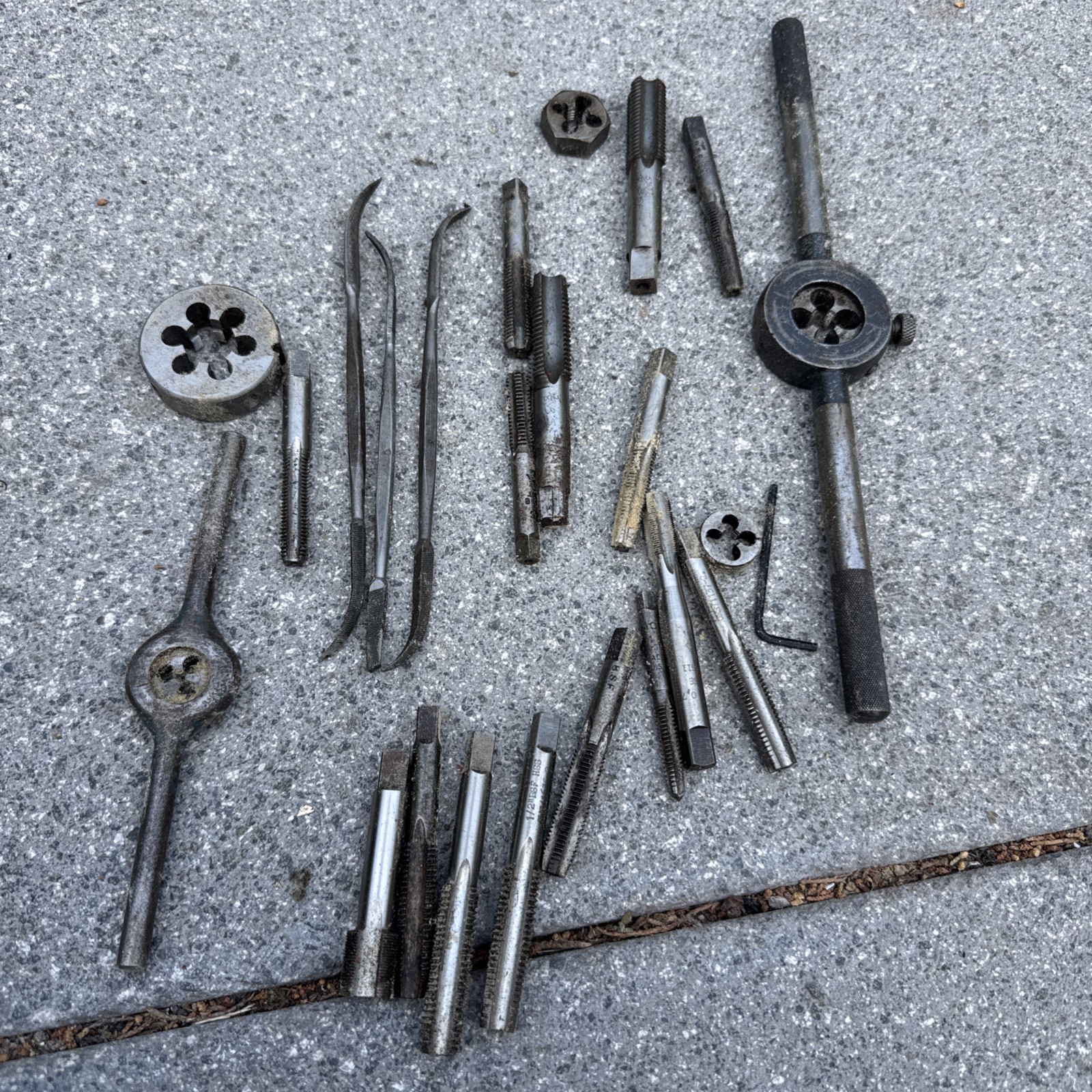 Vintage Taps & Dies Job Lot Thread Cutting Tools Tap Wrenche Die Holder Workshop