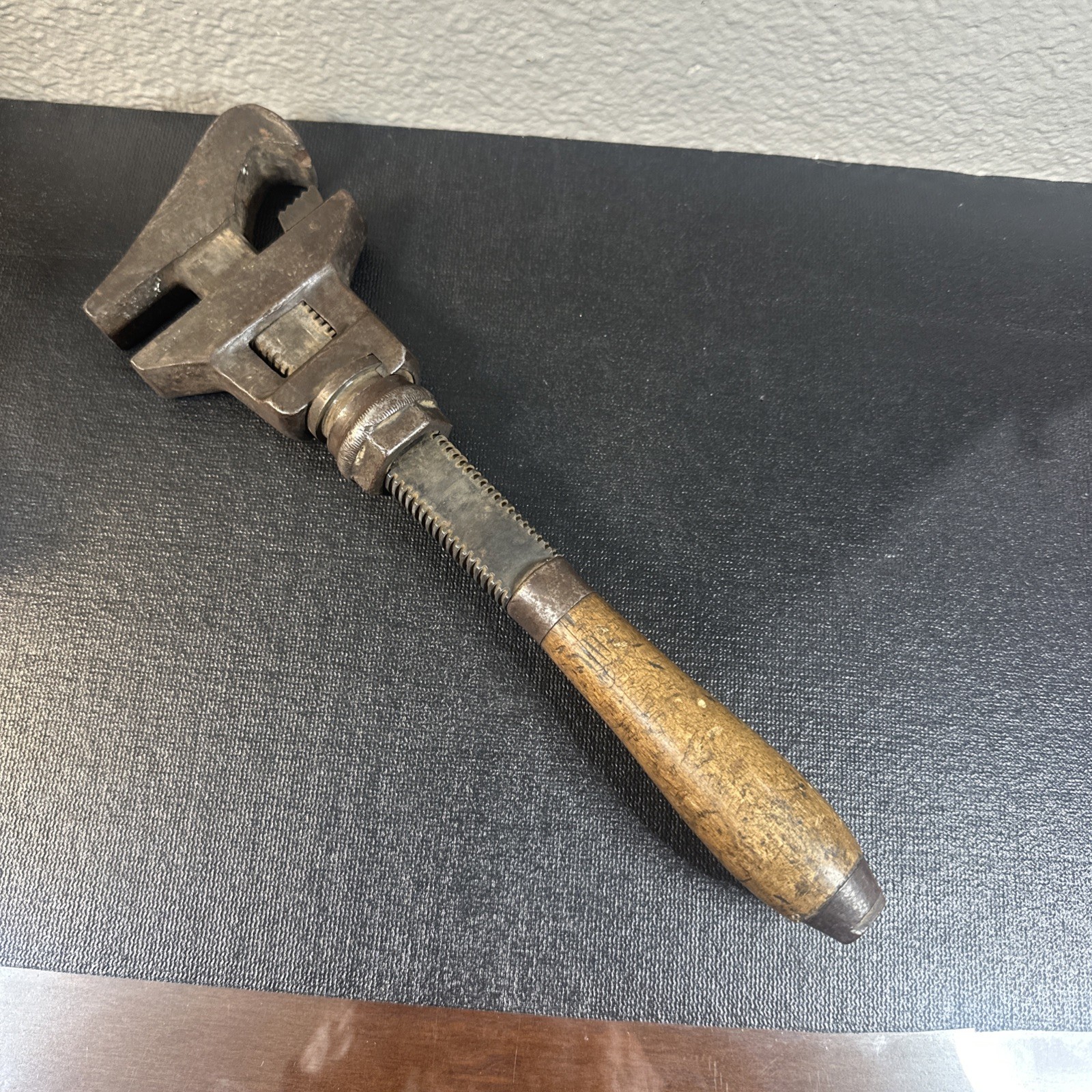 ANTIQUE BEMIS & CALL H&T CO . COMBINATION PIPE MONKEY WRENCH WOODEN HANDLE