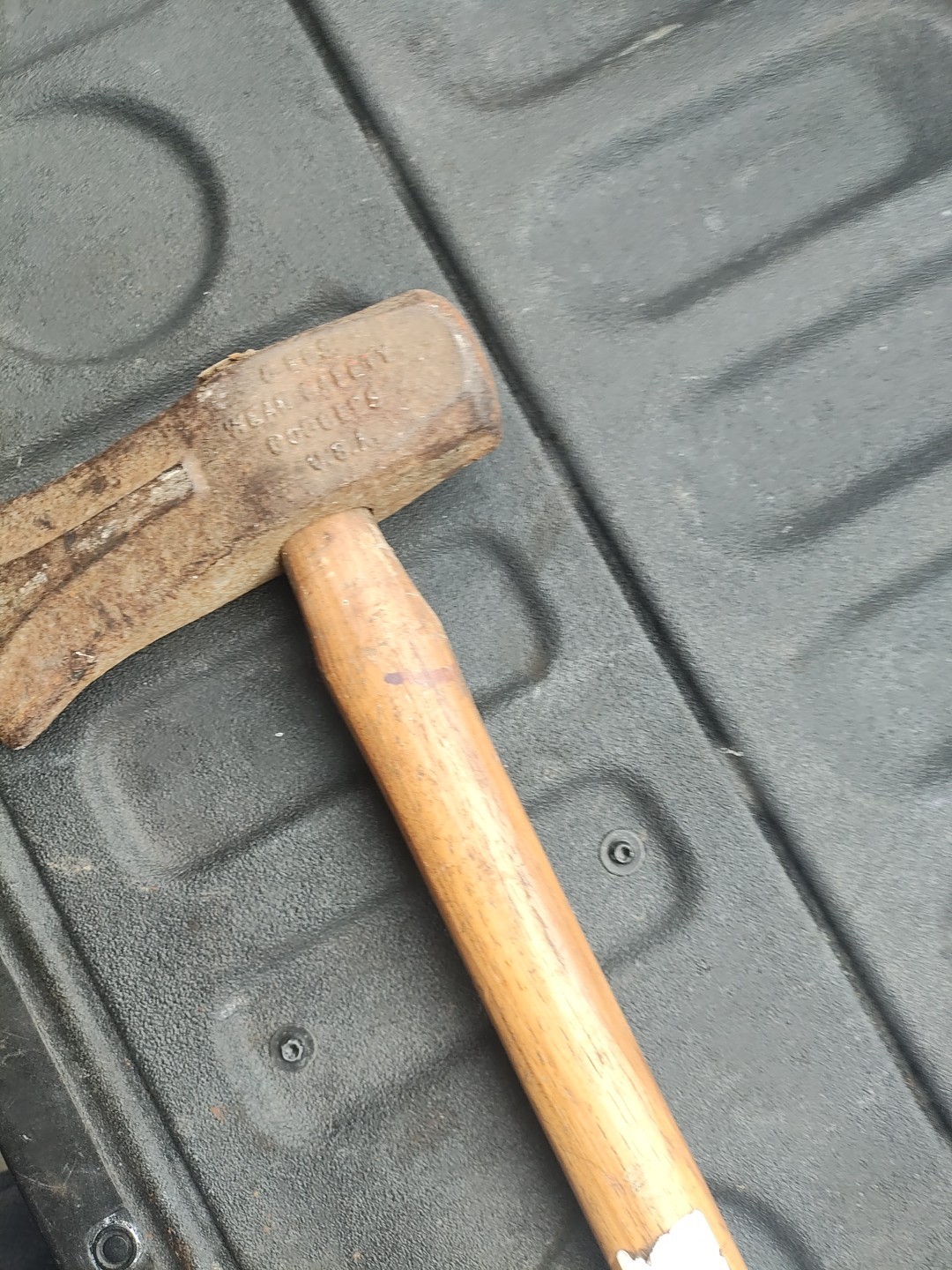 32″ Wooden Splitting Maul – Alloy Steel, Hickory Handle, Wedge Ready