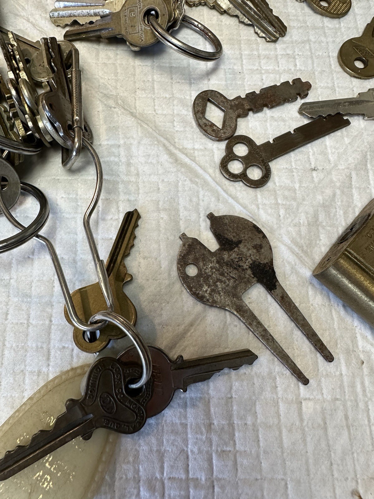 Almost 5 Pounds Old Vintage Keys Padlocks Fobs – Various Types