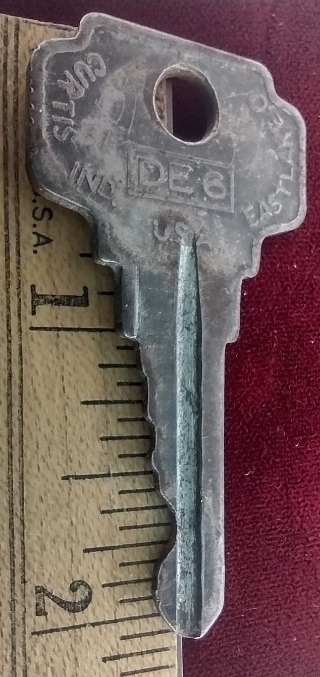 Vintage Key Curtis Industries Eastlake Ohio DE-6 Appx 2-1/8″ DISTRESSED Engraved