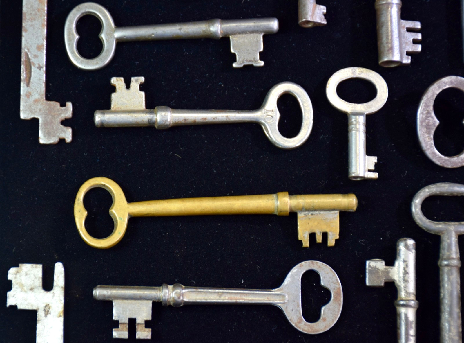 Lot of 32 Antique Vintage Skeleton Folding Barrel Keys Door Lock Trunk Cabinet