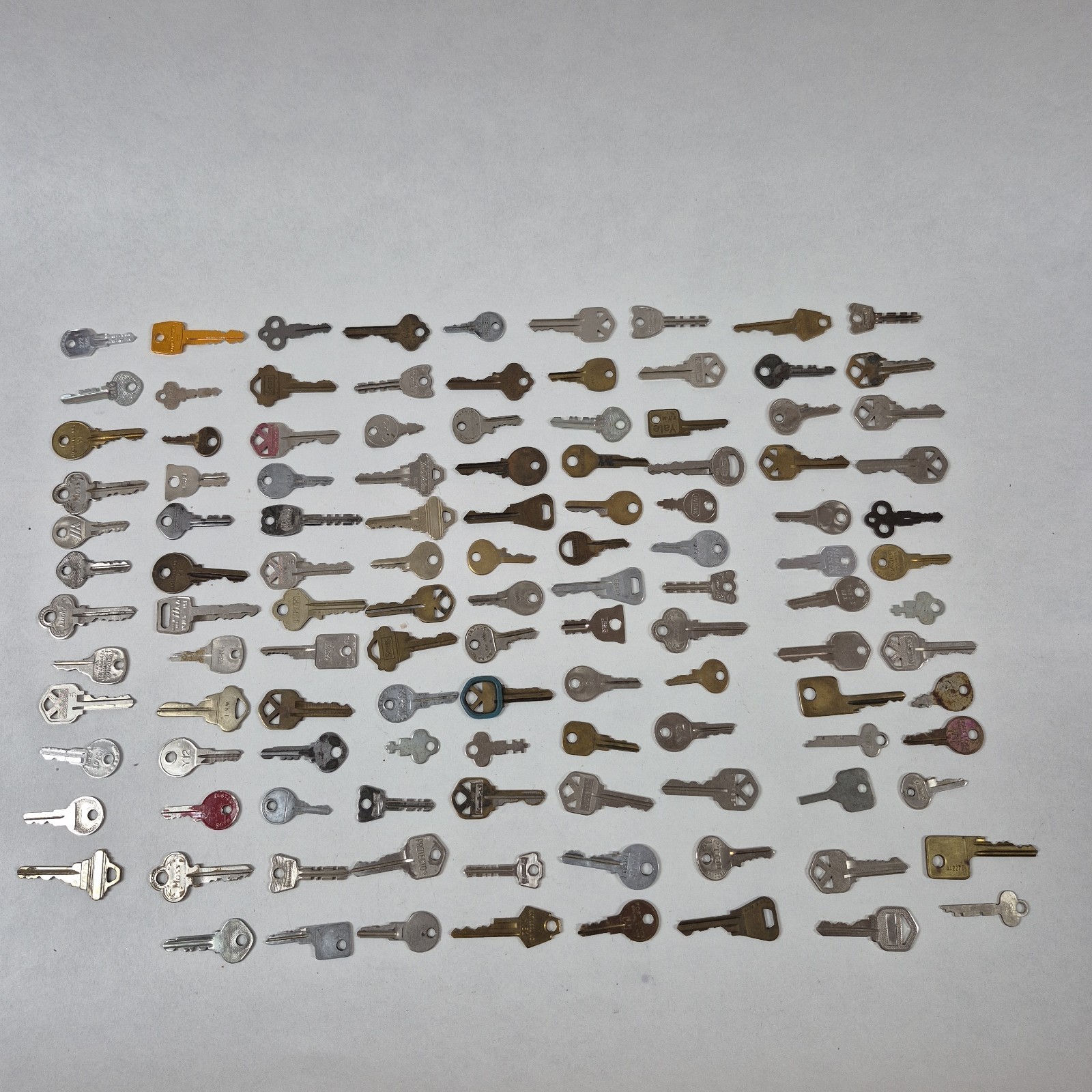 Mixed Lot of 116x Vintage & Modern Metal Keys Brands Sears, Yale, Bell, Lucky…
