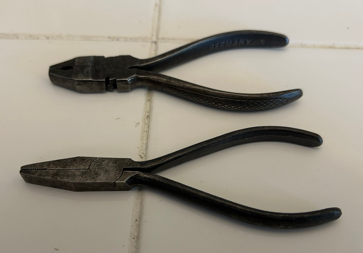UNBRANDED PAIR OF 4-1/2″ PLIERS WIRE CUTTERS AND DUCK BILL PLIER – VINTAGE