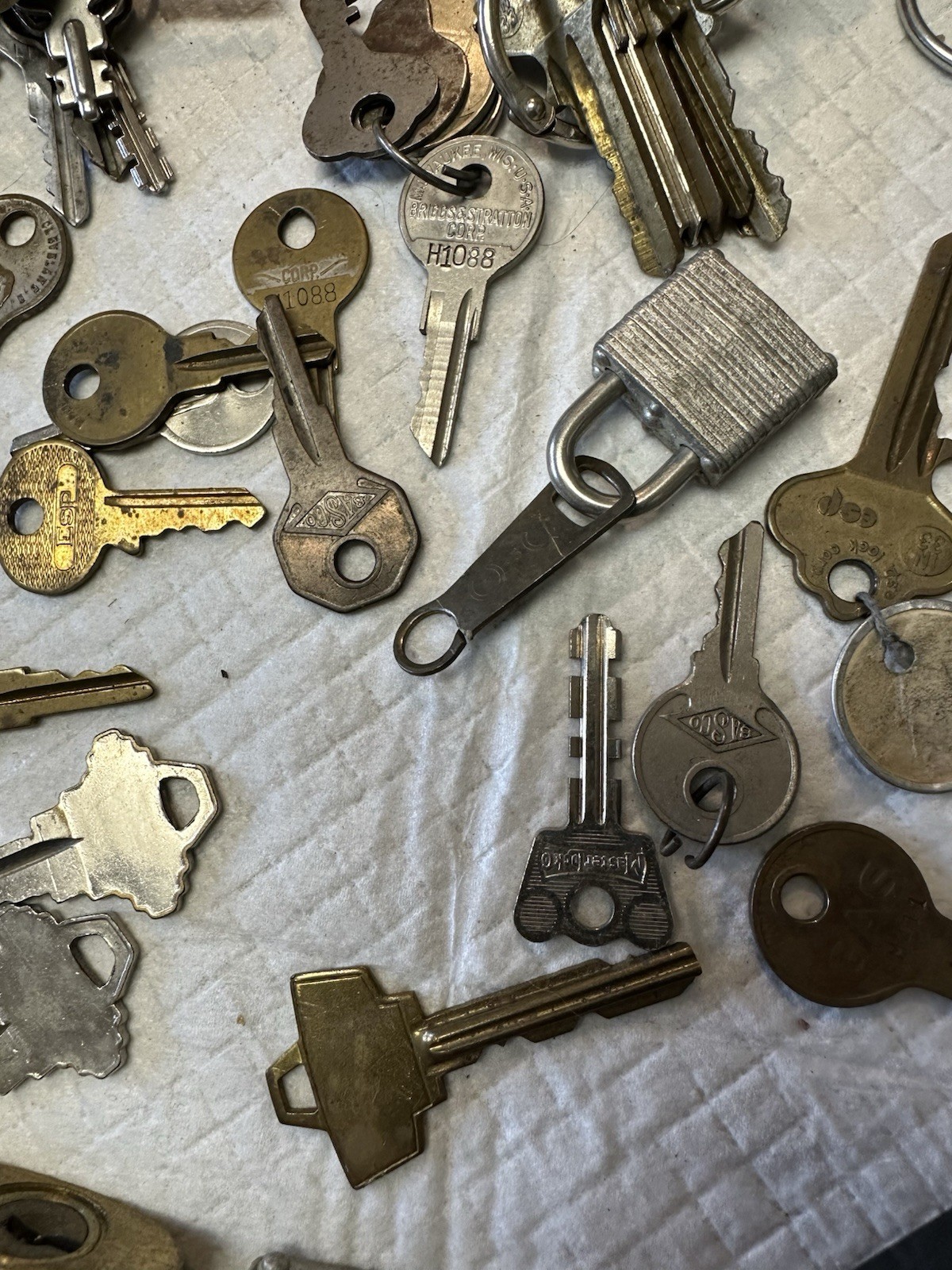 Almost 5 Pounds Old Vintage Keys Padlocks Fobs – Various Types