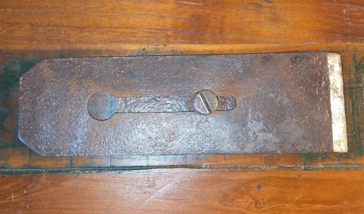 Antique 2-1/2″ W. Butcher Sheffield Plane Iron & Cap Assembly Keyhole Cast Steel