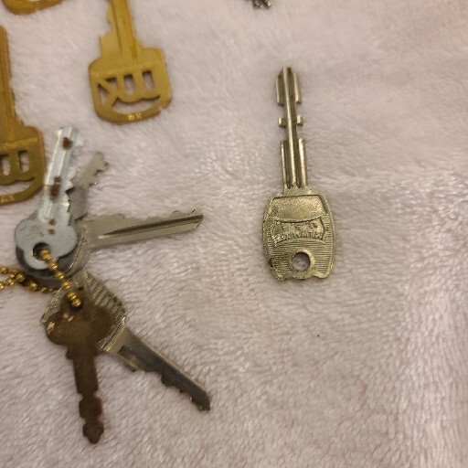 Vintage Mixed Lot Of 15+ Keys And Key Chains Of Various Sizes,Brands,Types,etc