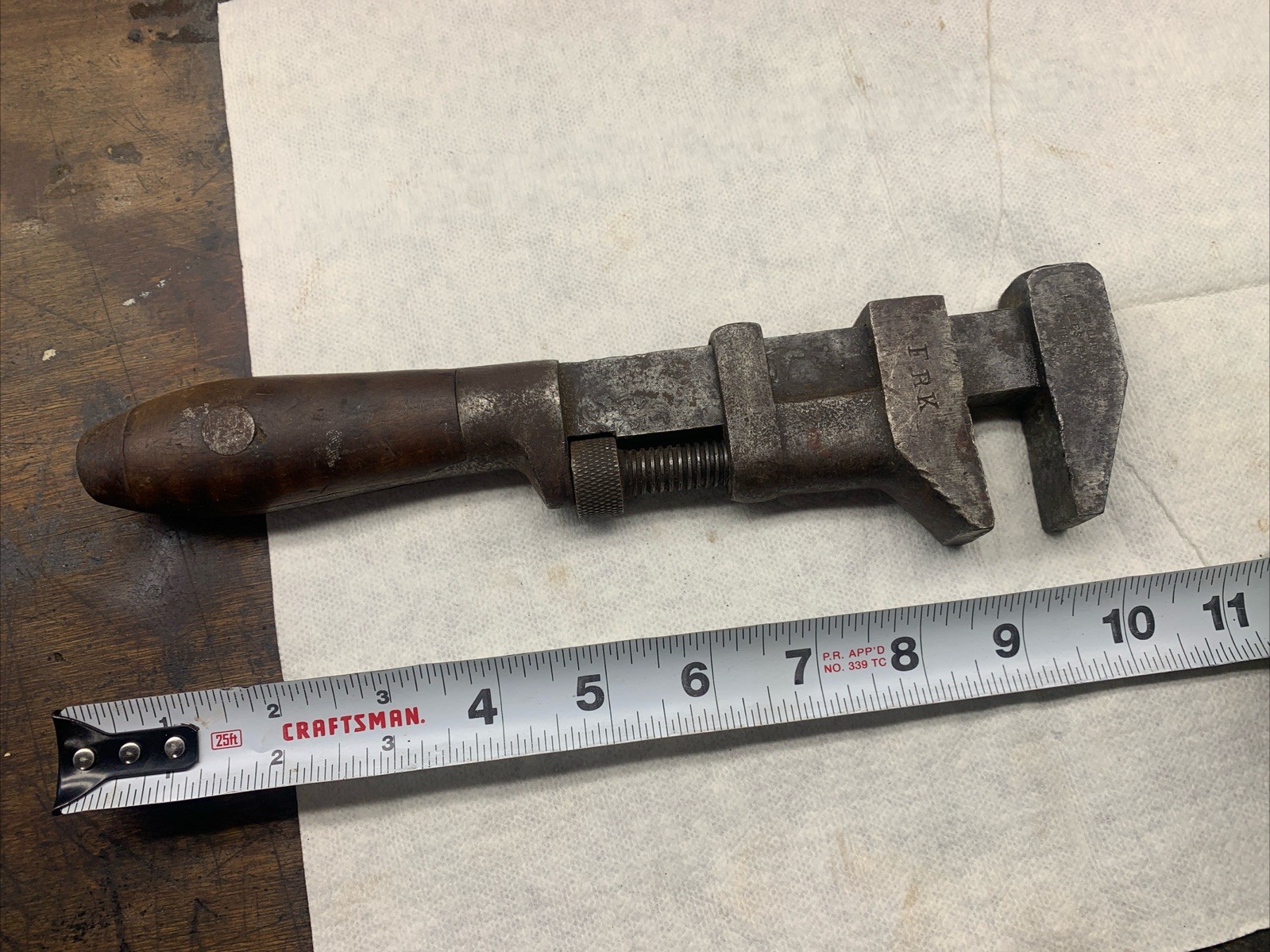 ANTIQUE L. COES WRENCH CO. 10 1/2” MONKEY PIPE WRENCH WOOD HANDLE WORCESTER MASS