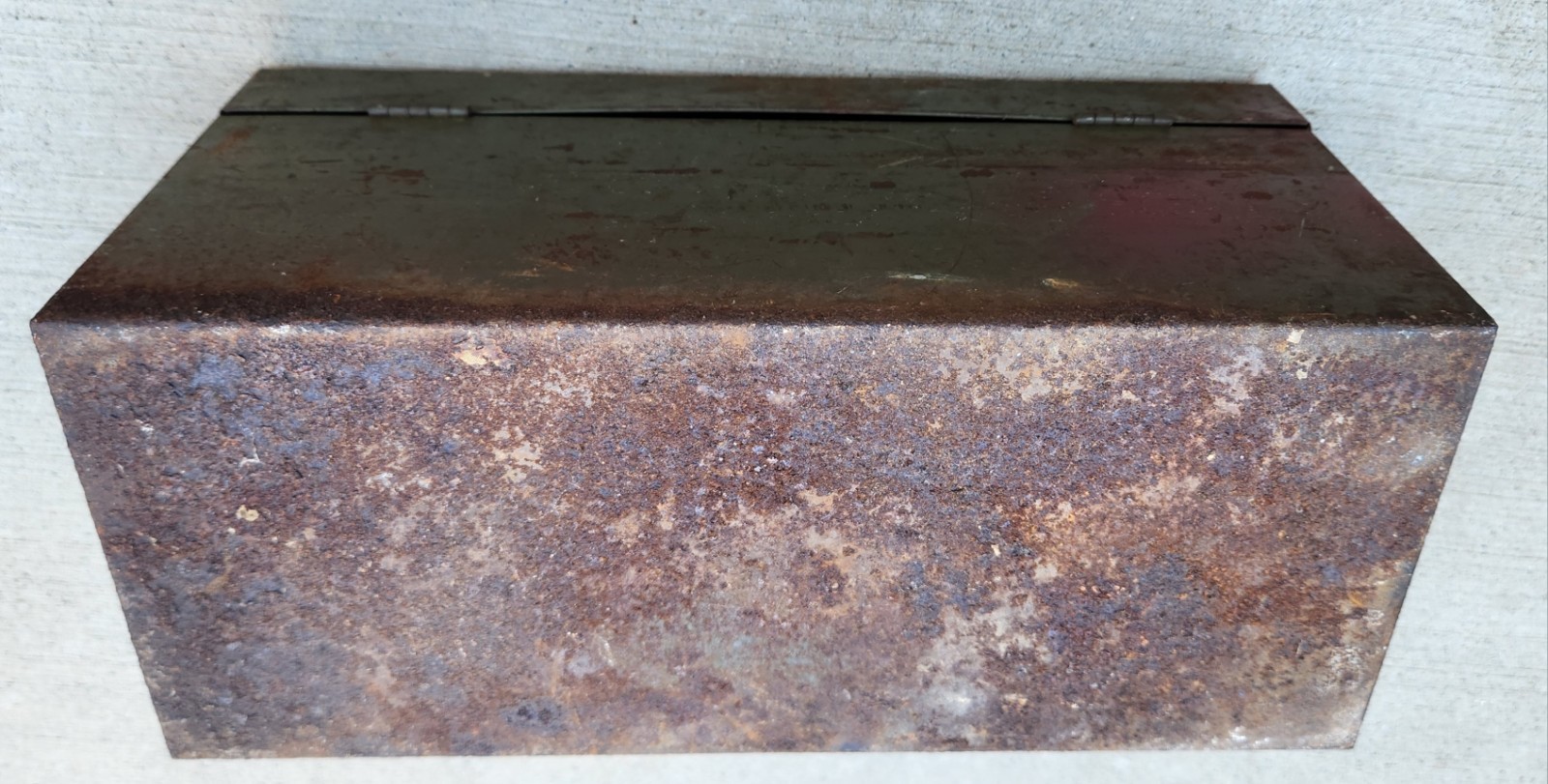 VINTAGE RUSTIC KENNEDY KITS BIGHORN LINE GREEN BROWN RUSTY TOOL BOX! MAKE OFFER!