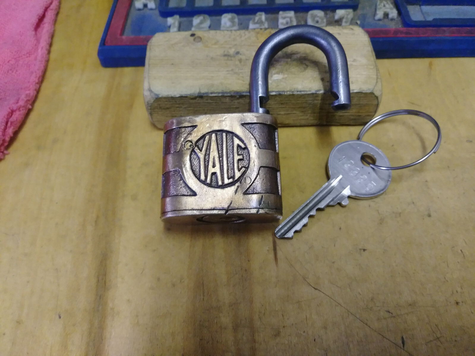 vintage/antique yale 830 padlock w/keys pre 29 12325
