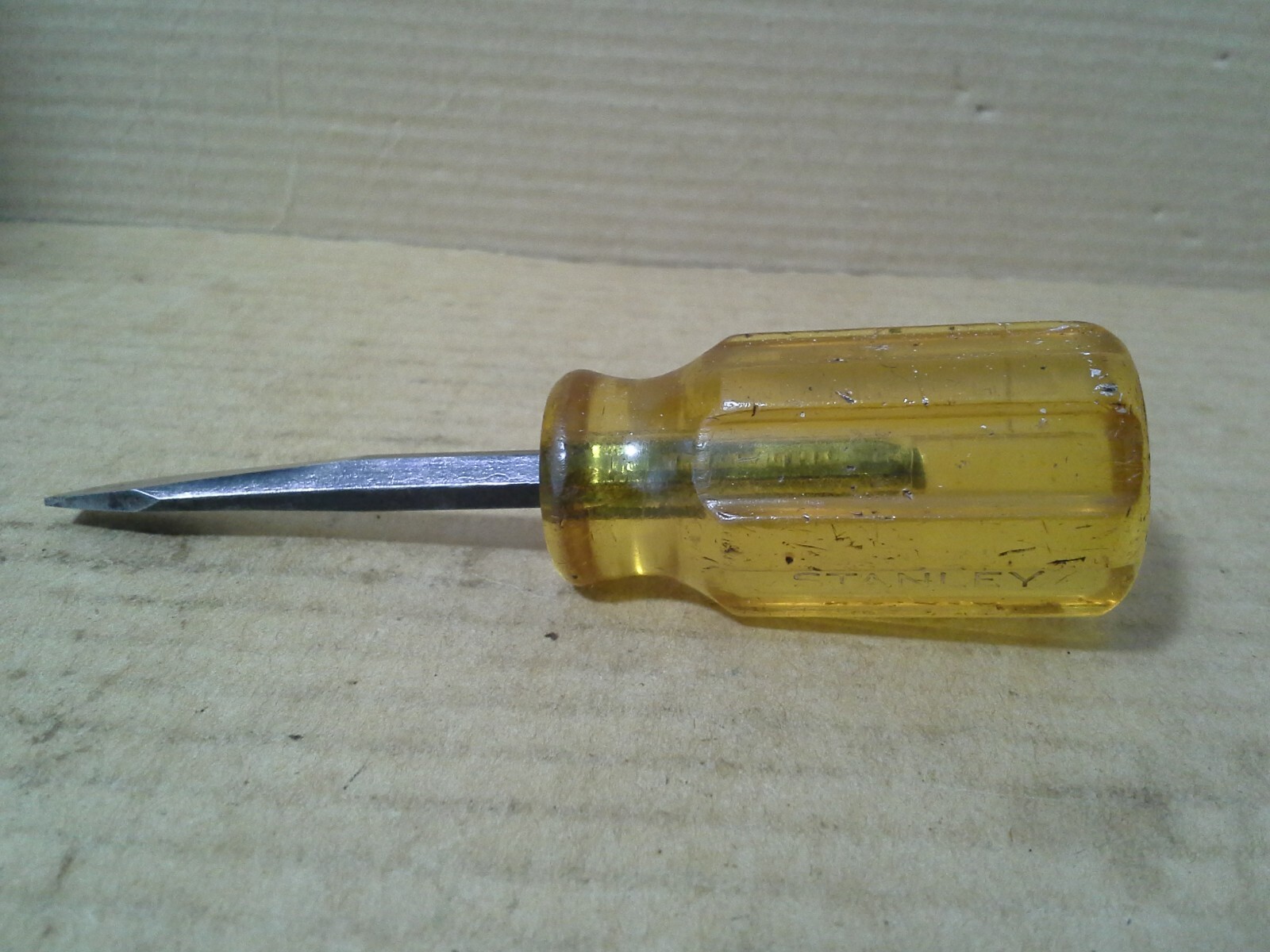 Vintage Stanley No.416 Stubby Flat/Slotted Yellow Handle screwdriver. VGC