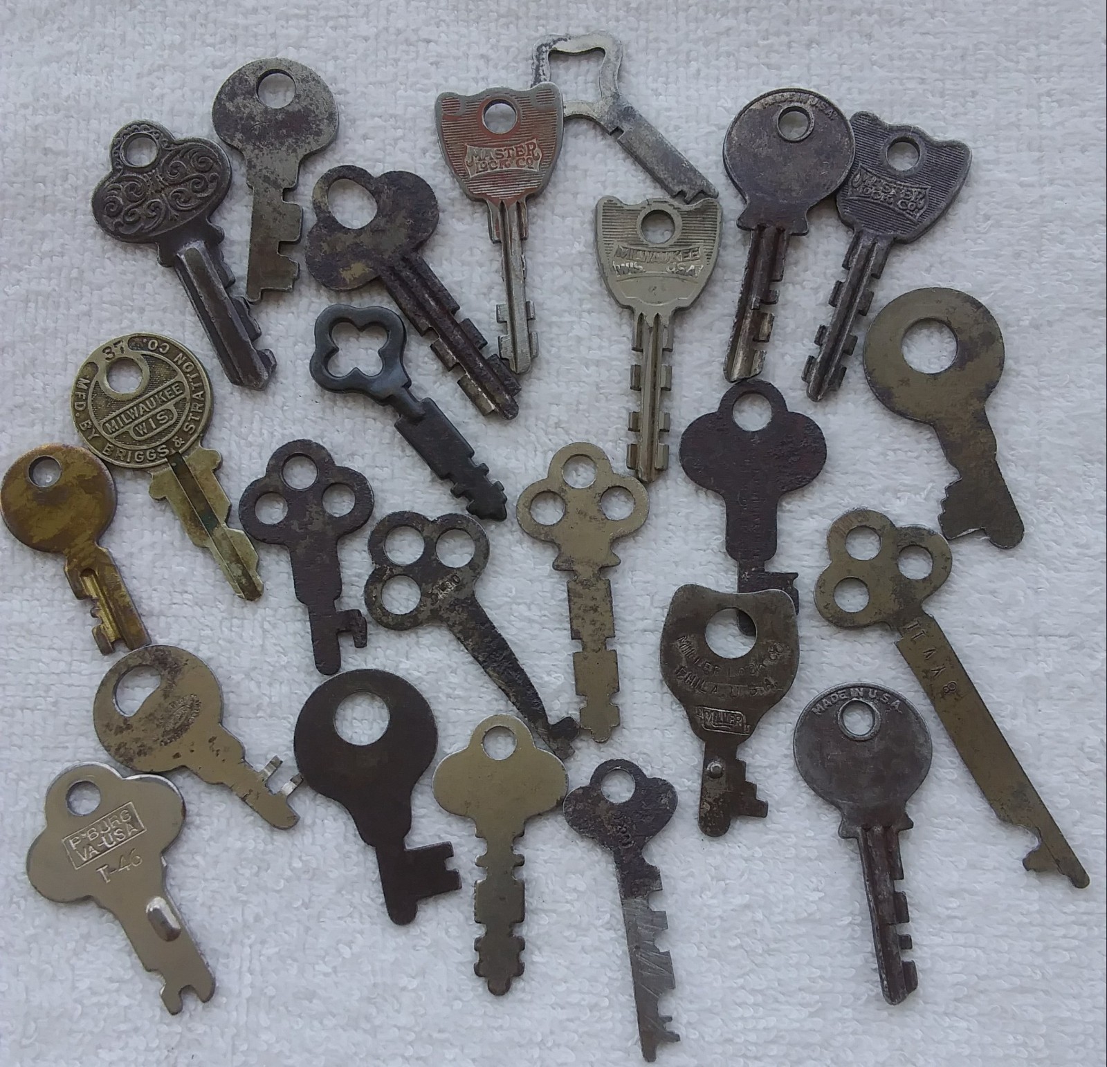 KEY RING WITH 23 VINTAGE AND ANTIQUE KEYS