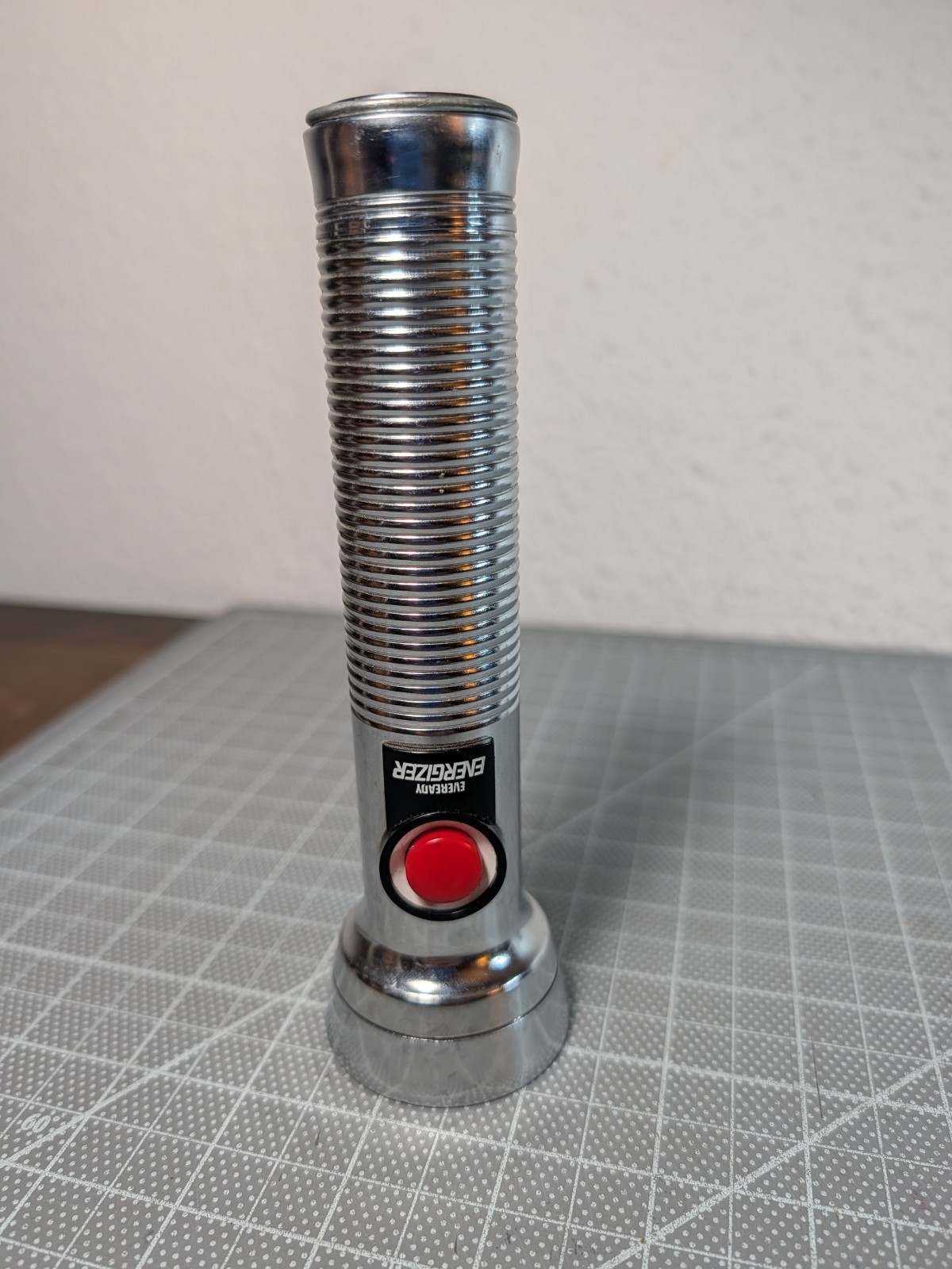 EVEREADY ENERGIZER CHROME FLASHLIGHT VTG Working Retro Decor Uses 2 C Batterys