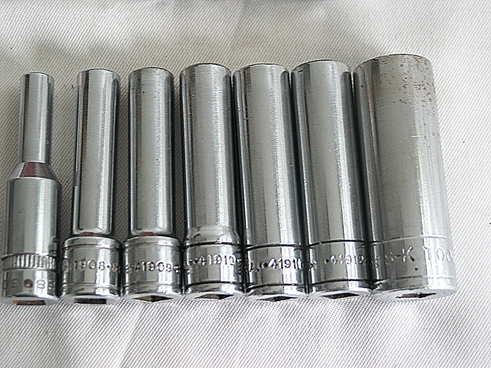 Vintage 1/4″ Drive S-K and Mac Deepwell Sockets in Vintage Red Case -3/16″-9/16″