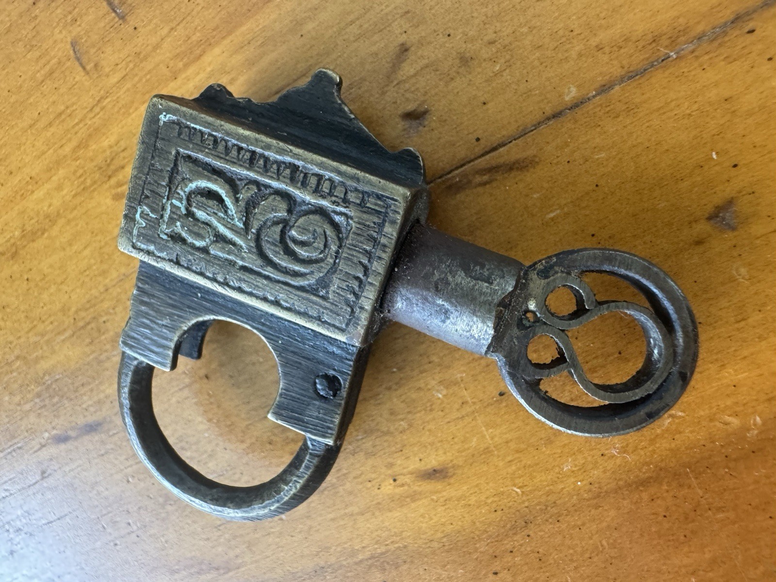 Antique Iron SCREW TYPE padlock w/ original key 18th Century Engraved