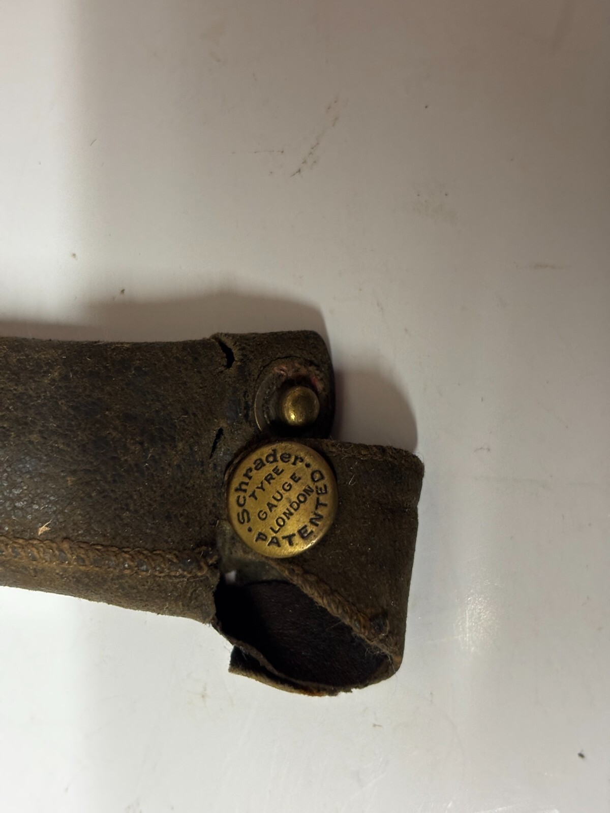 VINTAGE SCRADER BALLOON TYRE PRESSURE GUAGE.