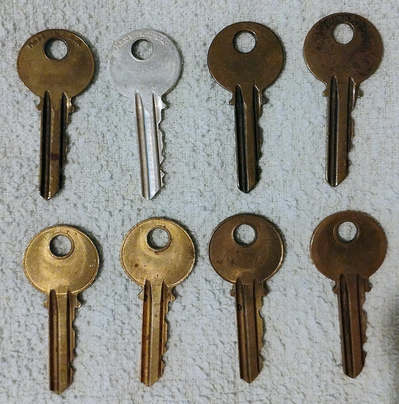 Lot of 8 Vintage YALE Y1 Keys Various Mfg. Eras – Brass & Aluminum READ!