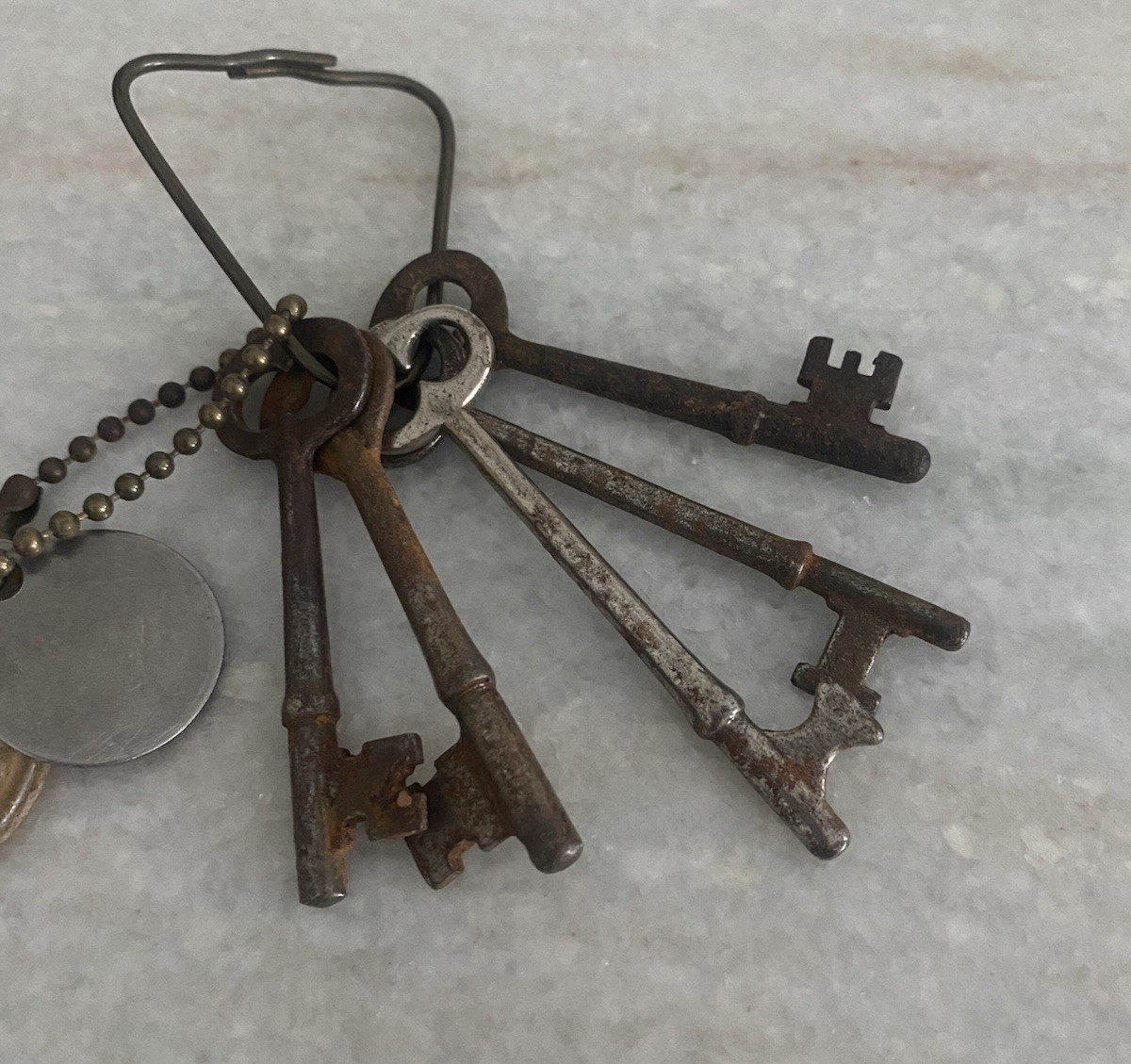Antique Lot Of Skeleton Keys Mothers And Friends Of Soldiers Club Key Chain Ring