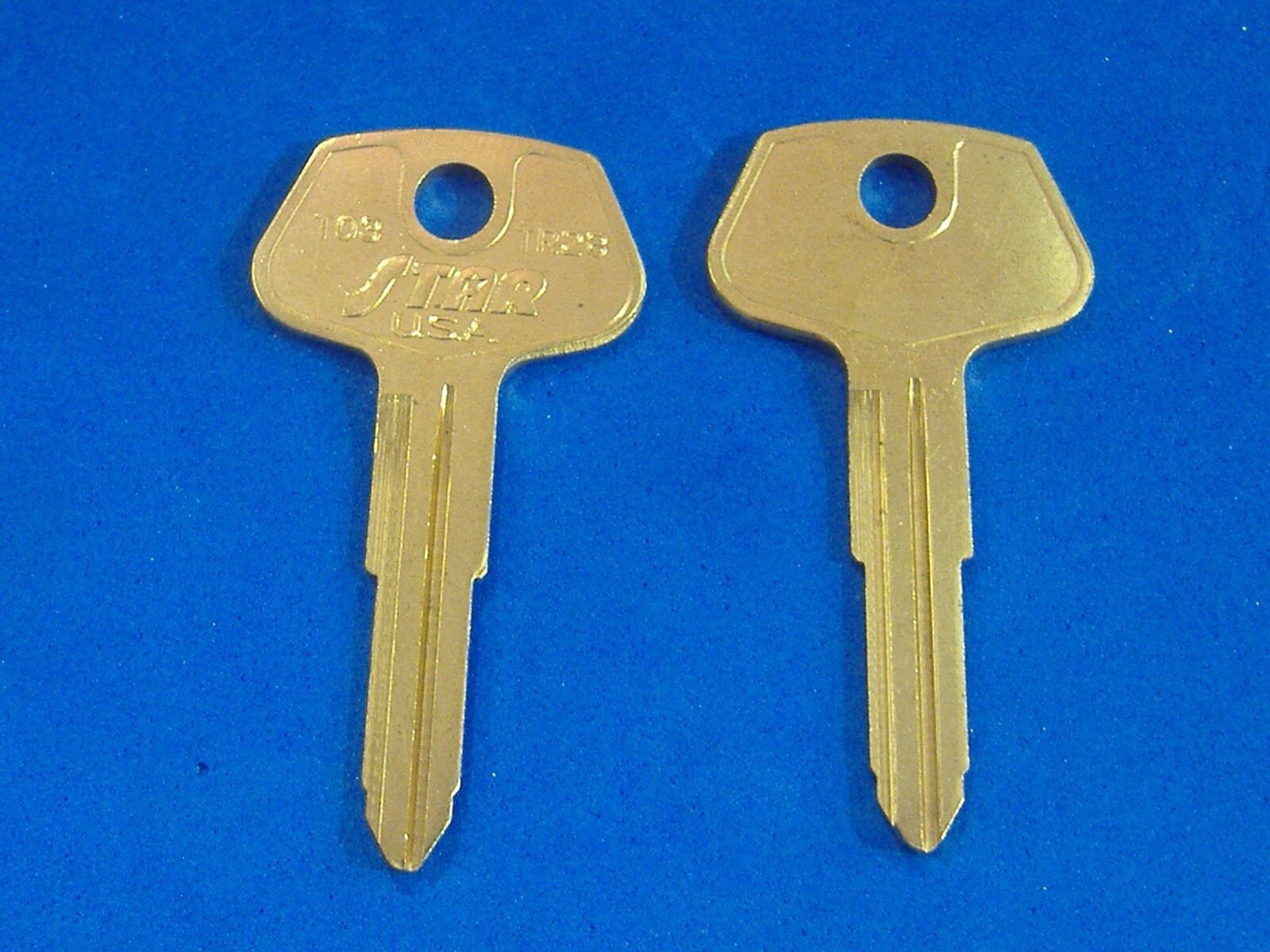LOT OF TWO X37 CLASSIC TOYOTA KEY BLANKS LOCKSMITH VINTAGE AUTO TO3 TR28