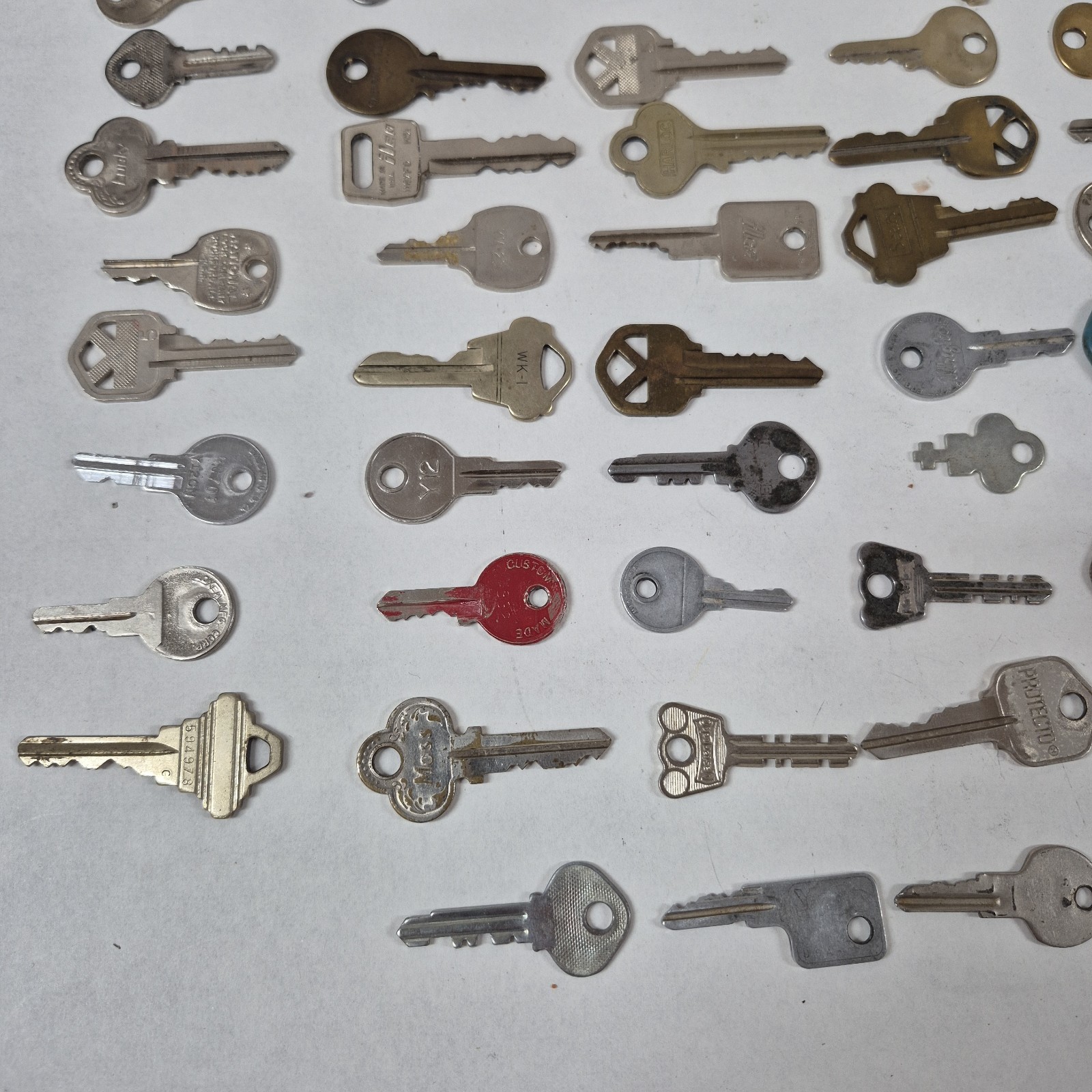 Mixed Lot of 116x Vintage & Modern Metal Keys Brands Sears, Yale, Bell, Lucky…