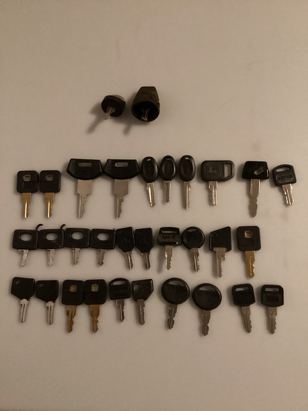 LOT OF (32) THIRTY TWO KEYS GREYHOUND, YAMAHA, BELL, OMC, GM, JOHN DEERE, ECT