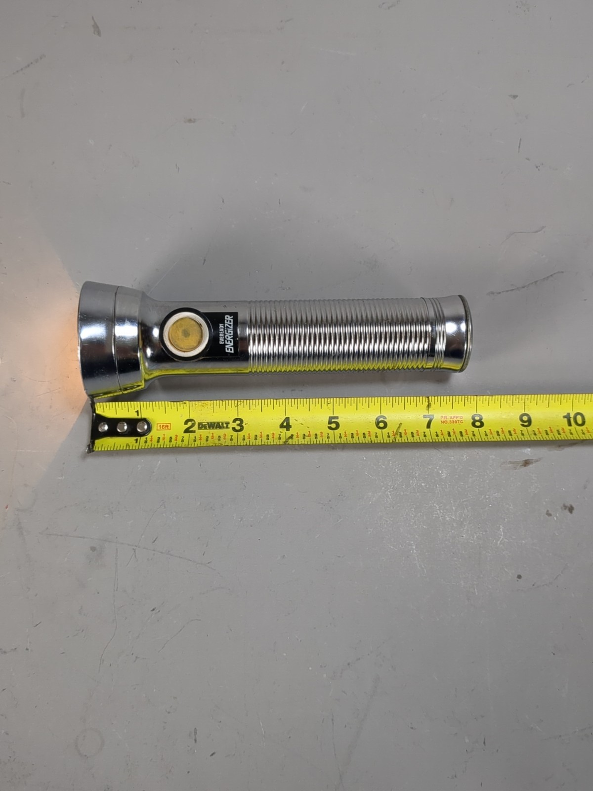 Vintage Energizer Eveready Chrome Metal Flashlight Ribbed Barrel Heavy Duty