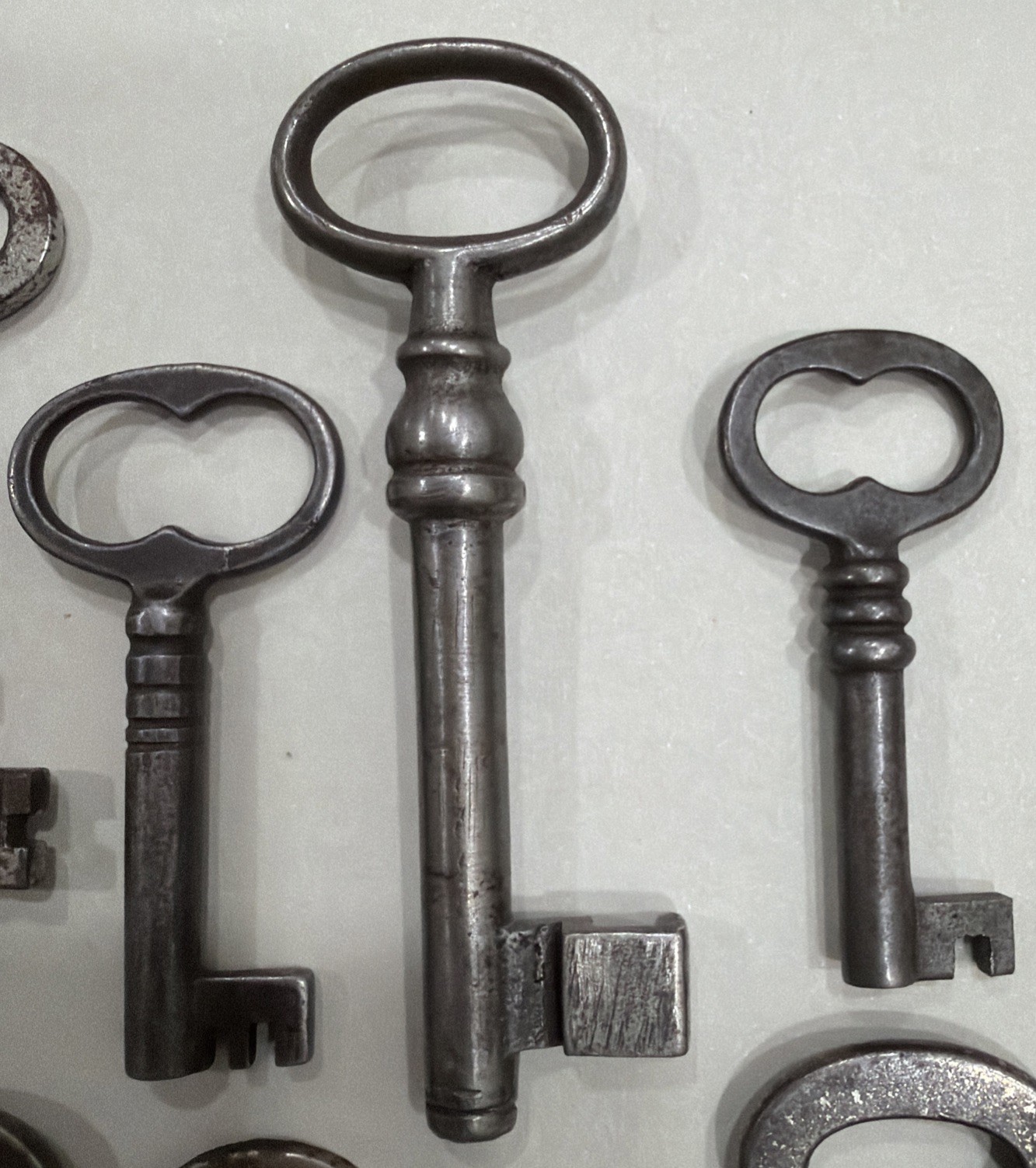 VINTAGE / ANTIQUE ASSORTMENT OF 12 SKELETON KEYS