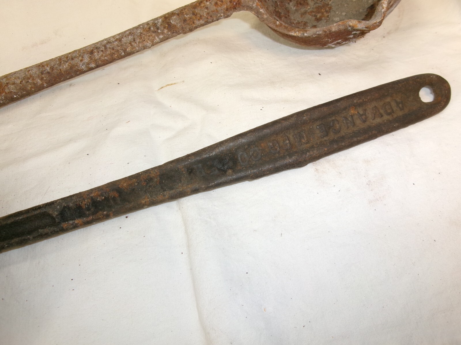 2 Antique Rustic Advanced Mfg Co Erie PA Cast Iron Lead Smelting Ladles & 2 Pots