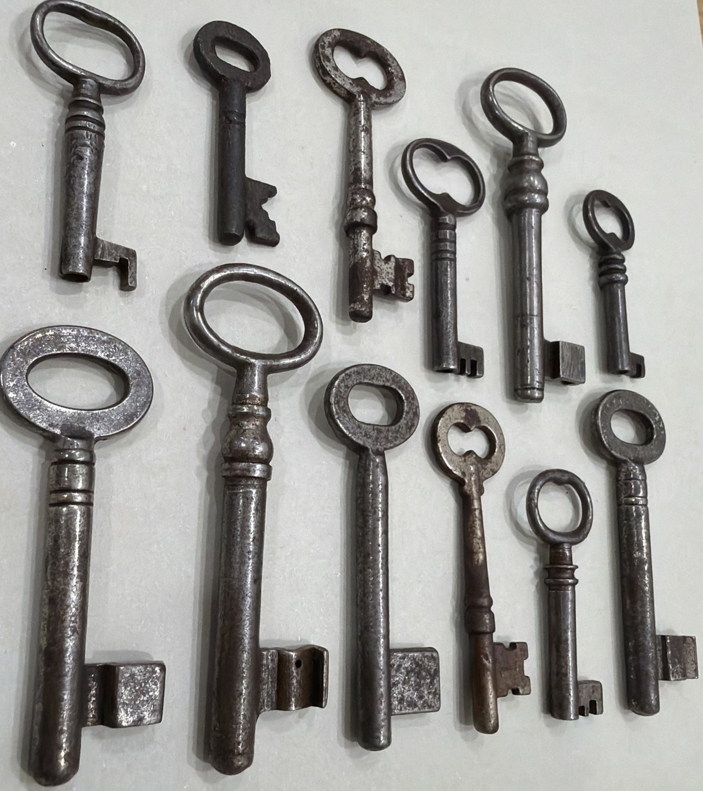VINTAGE / ANTIQUE ASSORTMENT OF 12 SKELETON KEYS