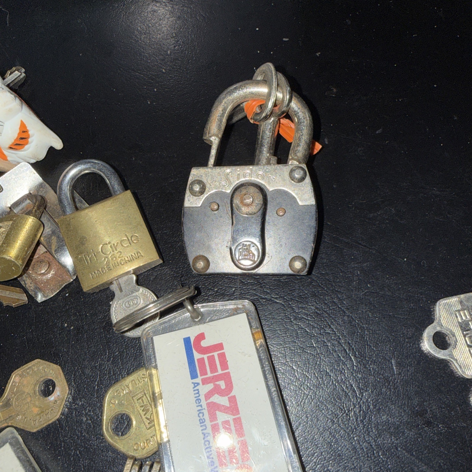 Large Mixed Lot Assorted Keys w/ Padlocks, Keychains (Unsorted)