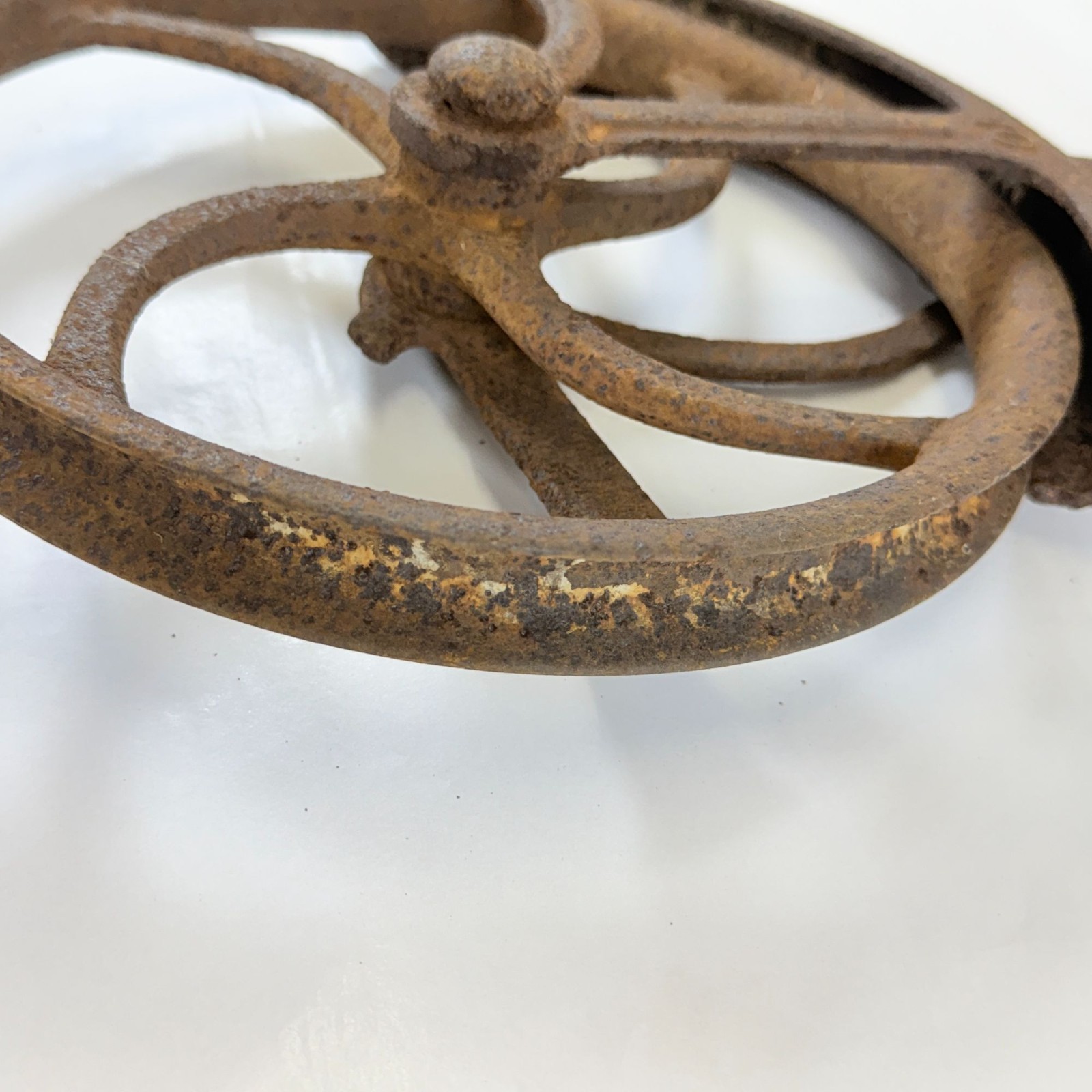 Vintage Cast Iron Well Barn Rope Pulley 10 Wheel w Fender w/Hook Farmhouse Decor