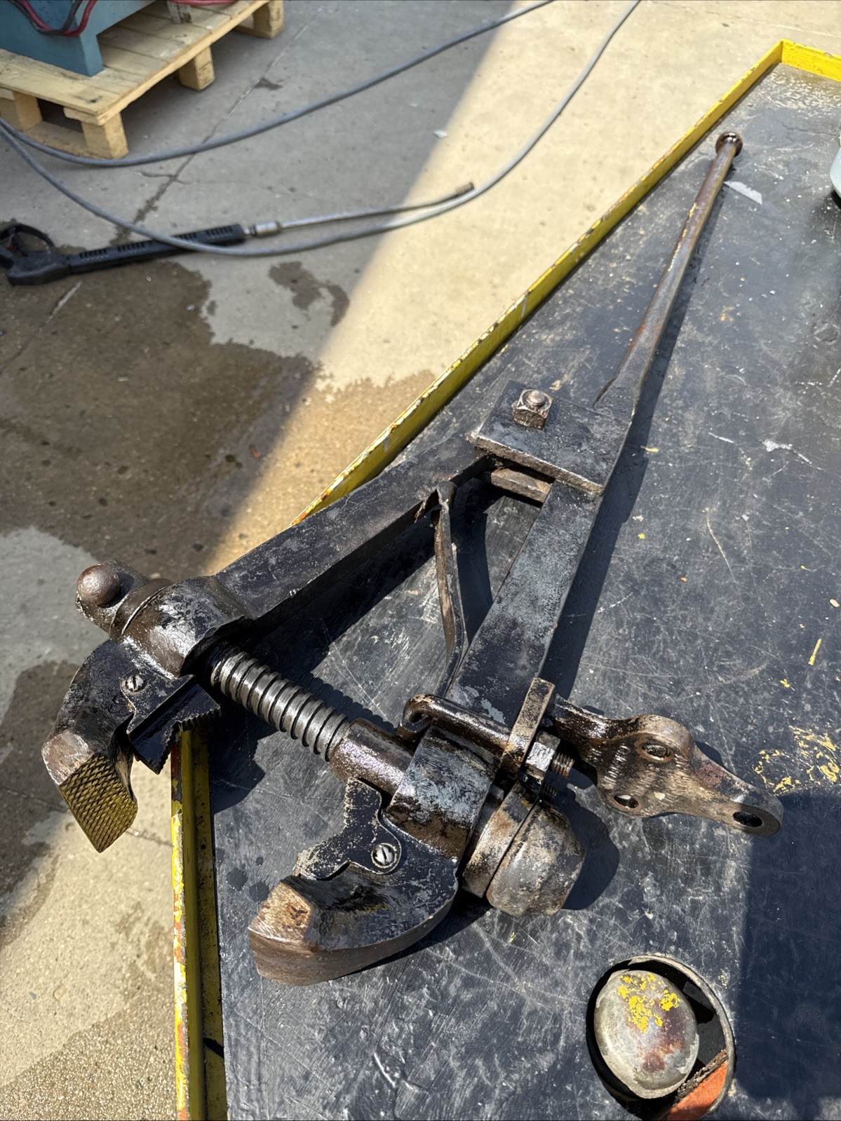 Vintage Blacksmith Post Leg Vise Arthur Joleary with 4″Jaws 40lbs (tside 1