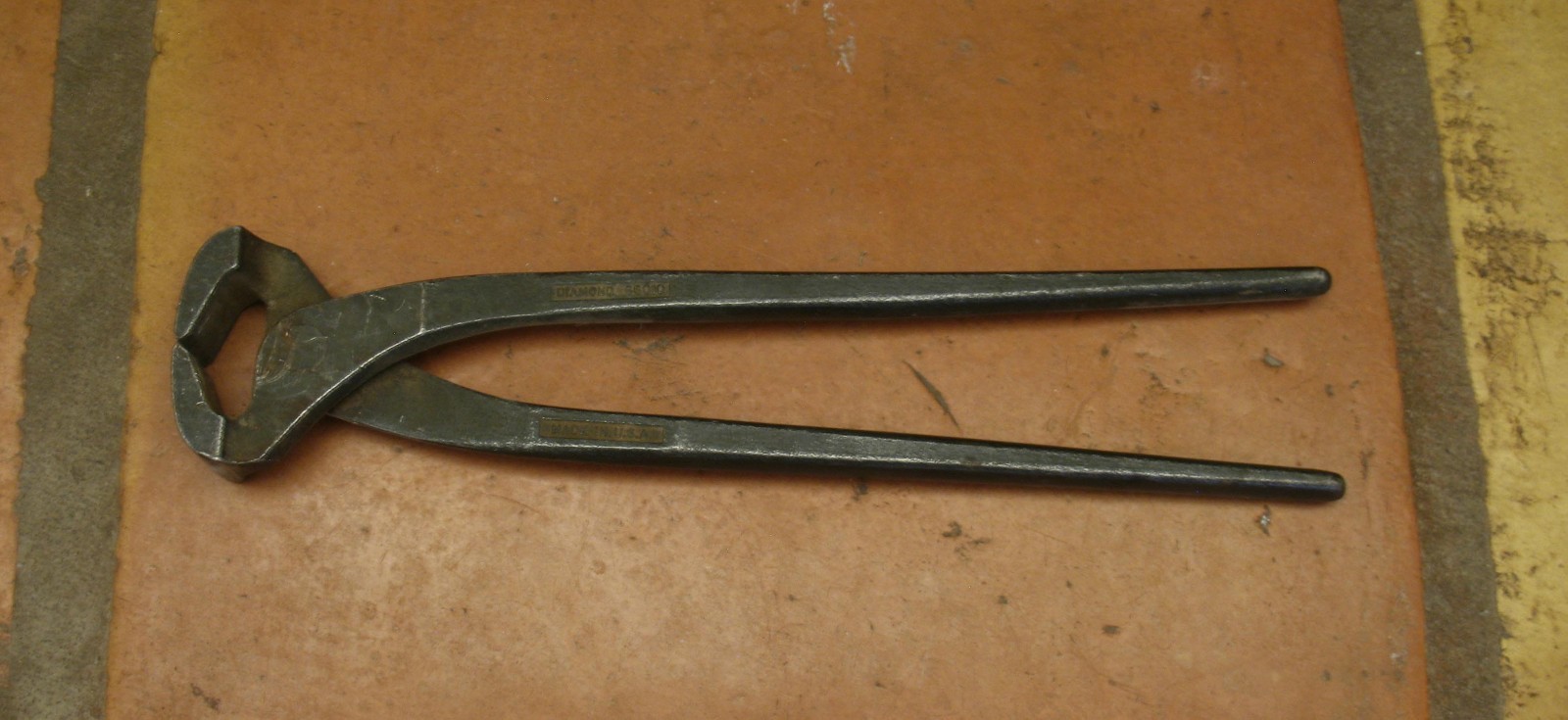 H14 – VINTAGE DIAMOND TOOL & HORSESHOE CO 15″ GG010 NIPPERS END CUTTING PLIERS