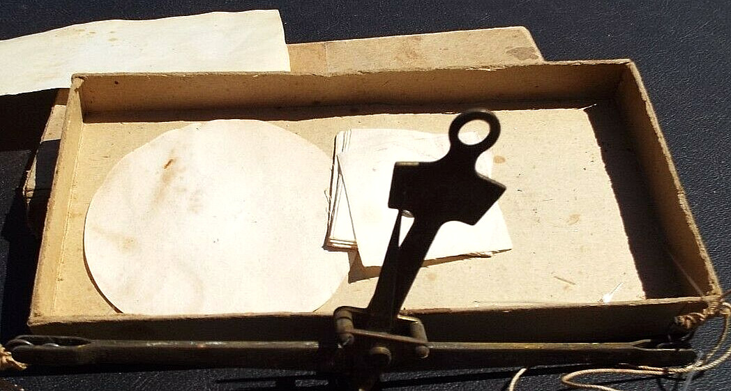 BALANCE SCALE 50 G. ENGRAVINGS BRASS / 2 PLASTIC DISH Hand Held ANTIQUE