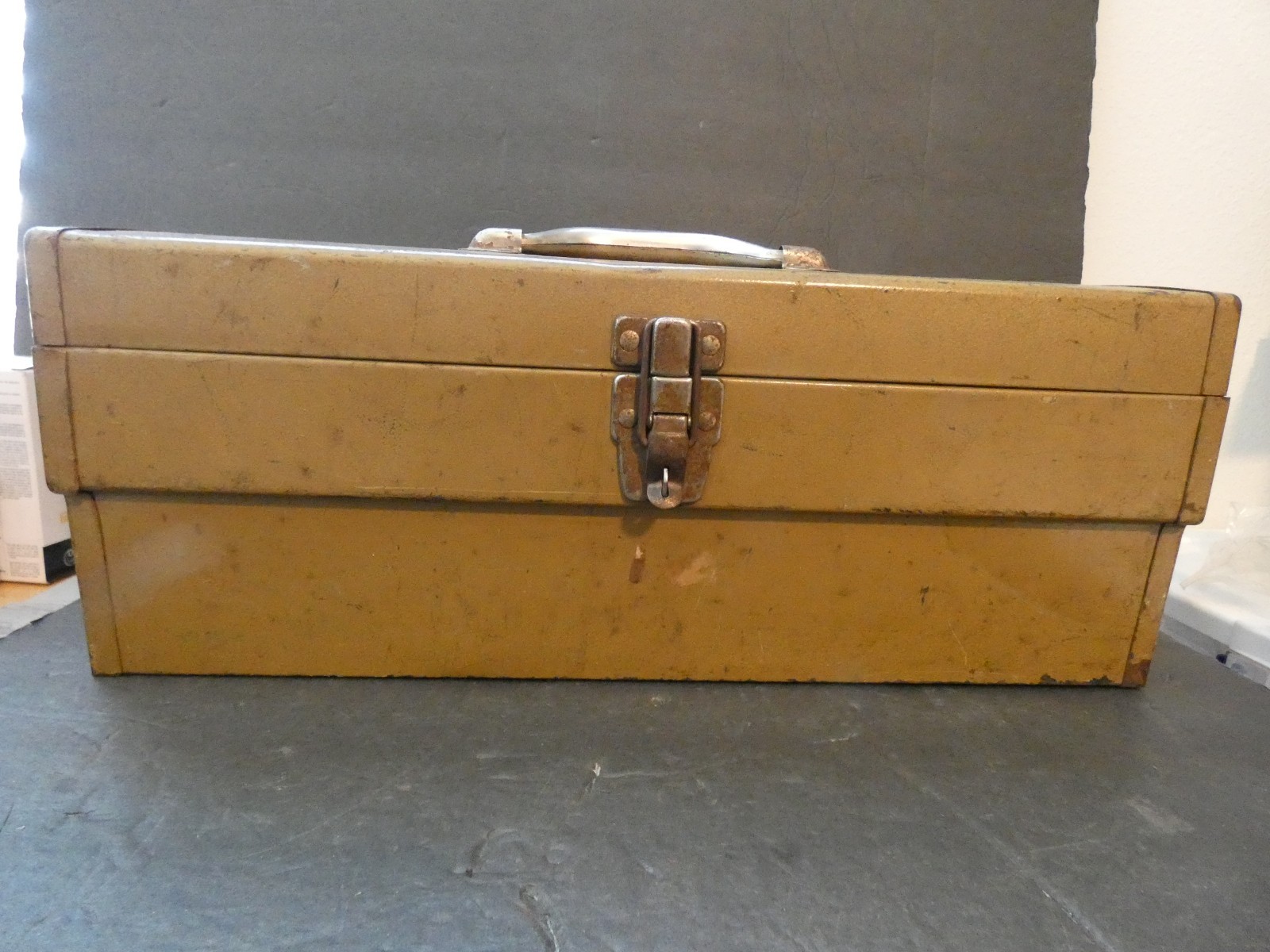 VINTAGE GOLD METAL TOOL BOX & INSERT TRAY PARK MODEL