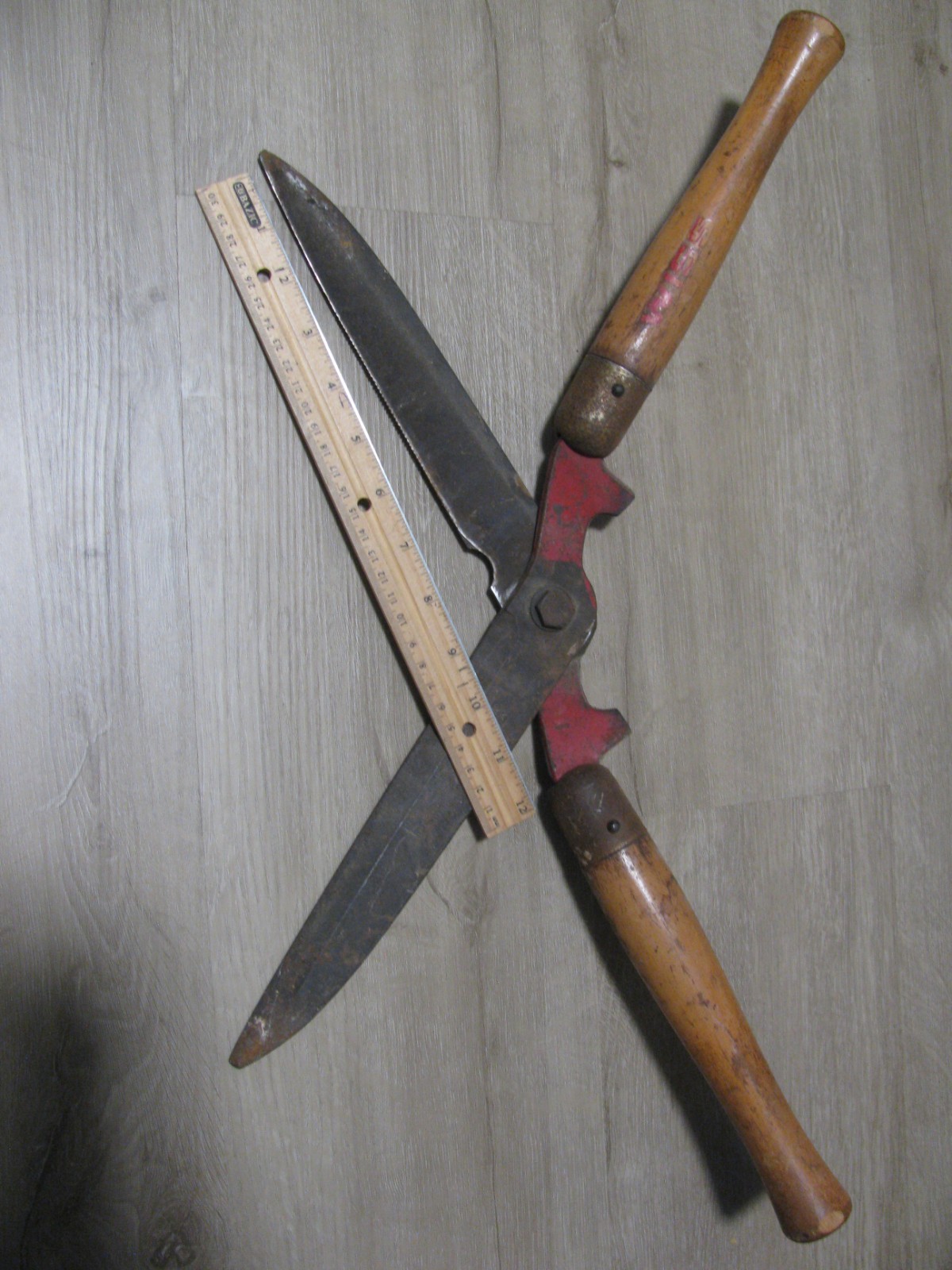Vintage Wood and Metal Garden Hedge Trimmers Hand Garden Tool Farm Tool 21.5″
