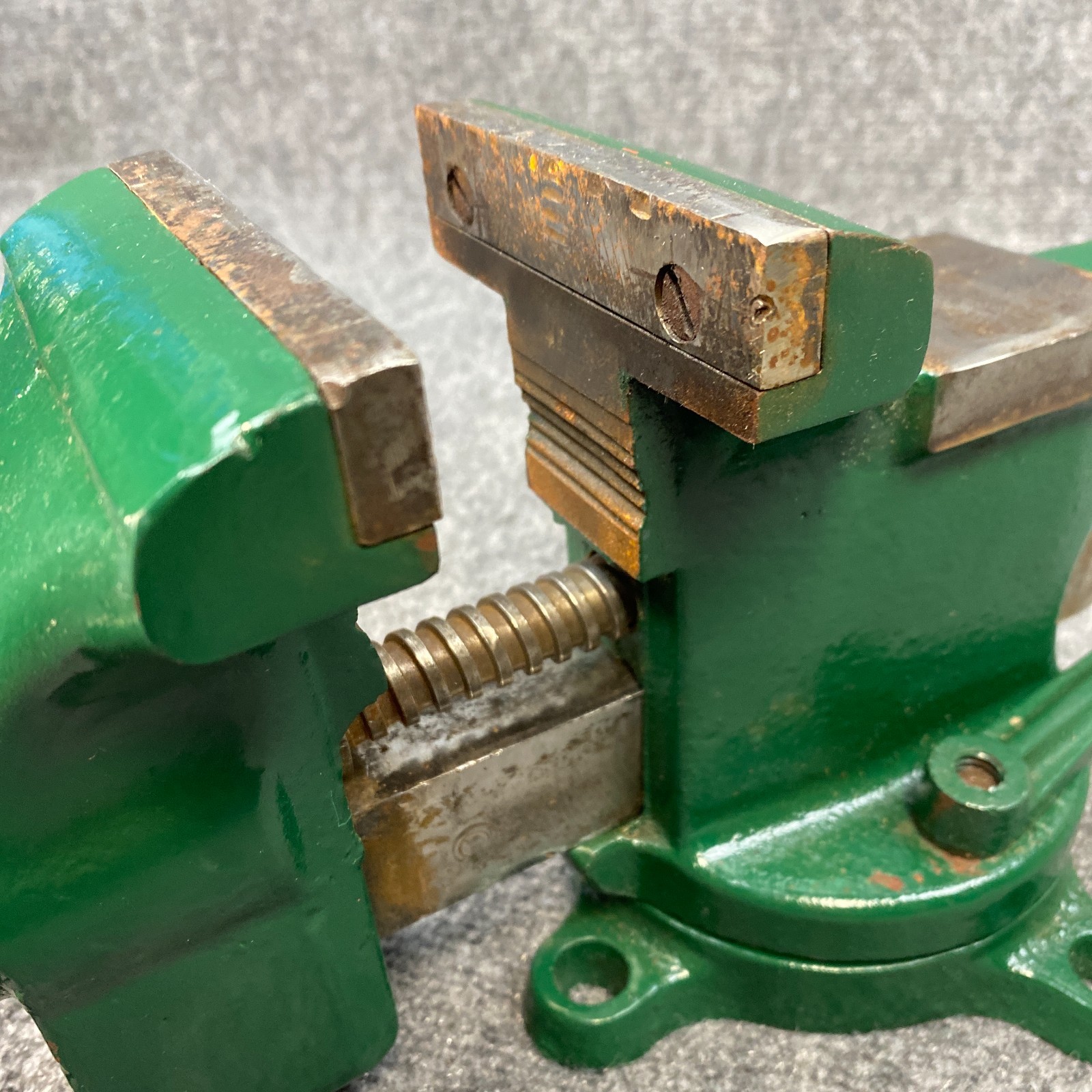 Lakeside No 27 Vintage Cast Iron Bench Vise 3-3/4″ Jaws Swivel Base USA Green