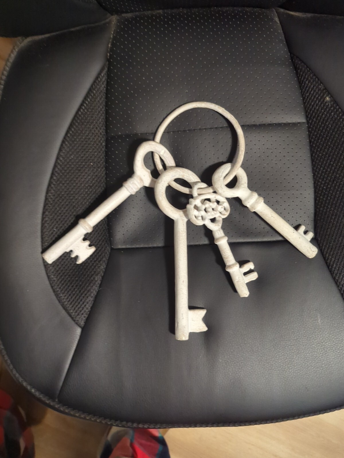 Set of Six Cast Iron Skeleton Keys on Ring 5.0″ to 7.0″ Long Rustic Home Décor